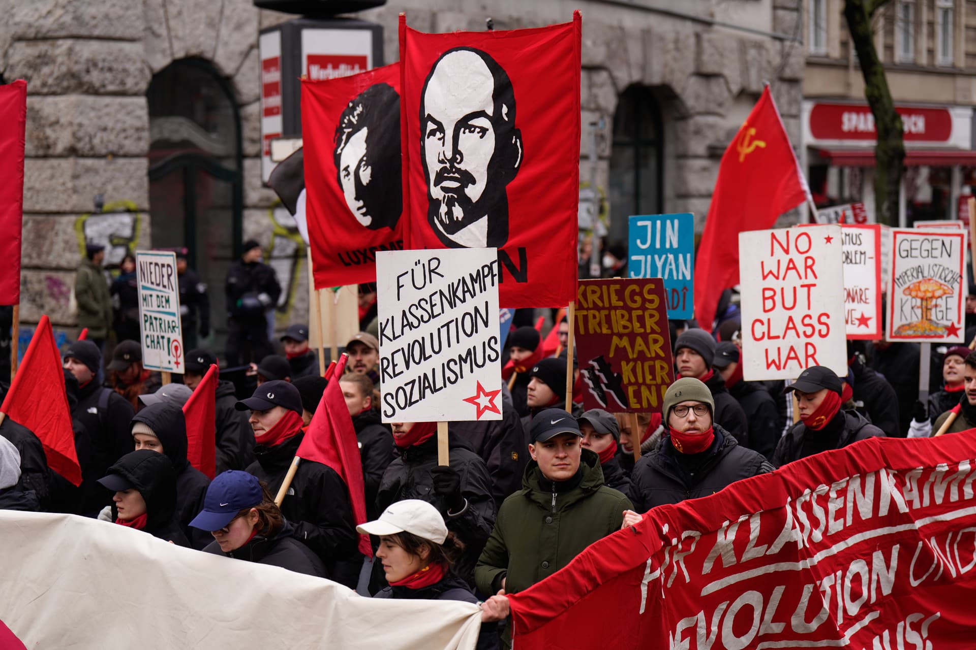 Linke Demo: Eskalation zwischen Kommunisten und Polizei