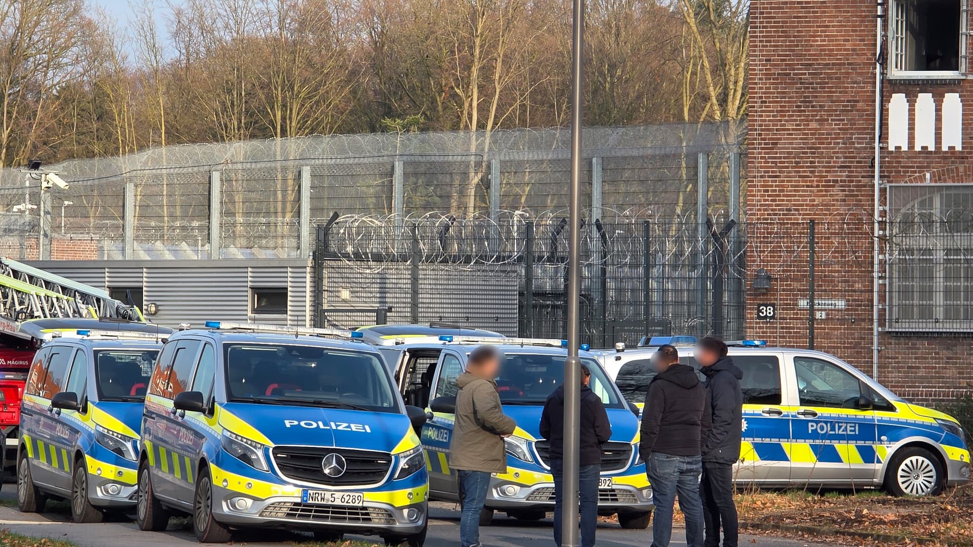 Nachdem er Psychiatrie-Insassen mit einem Cuttermesser bedroht hat: SEK überwältigt Algerier in Bedburg