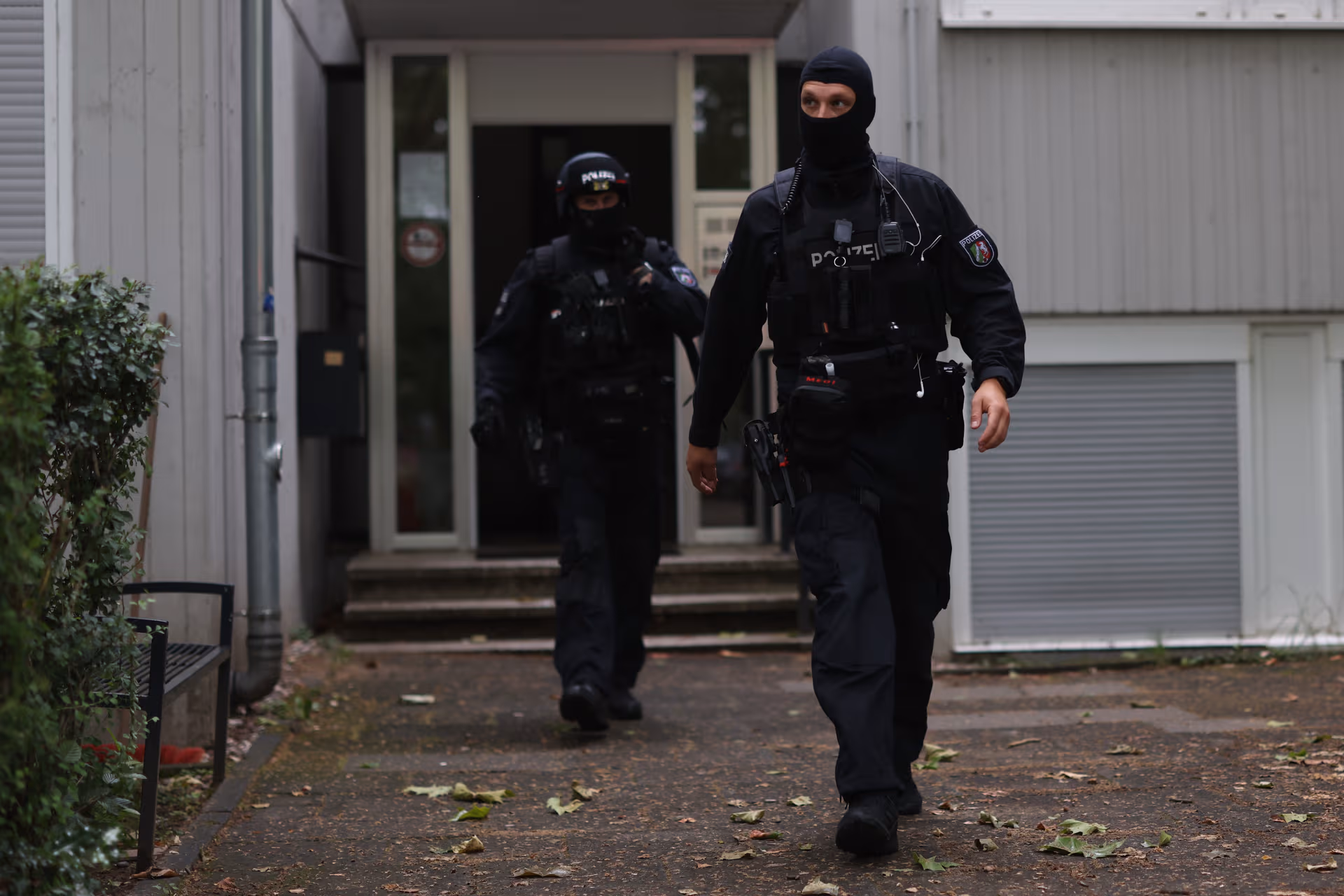 Razzien nach eskaliertem Clan-Treffen in Leverkusen