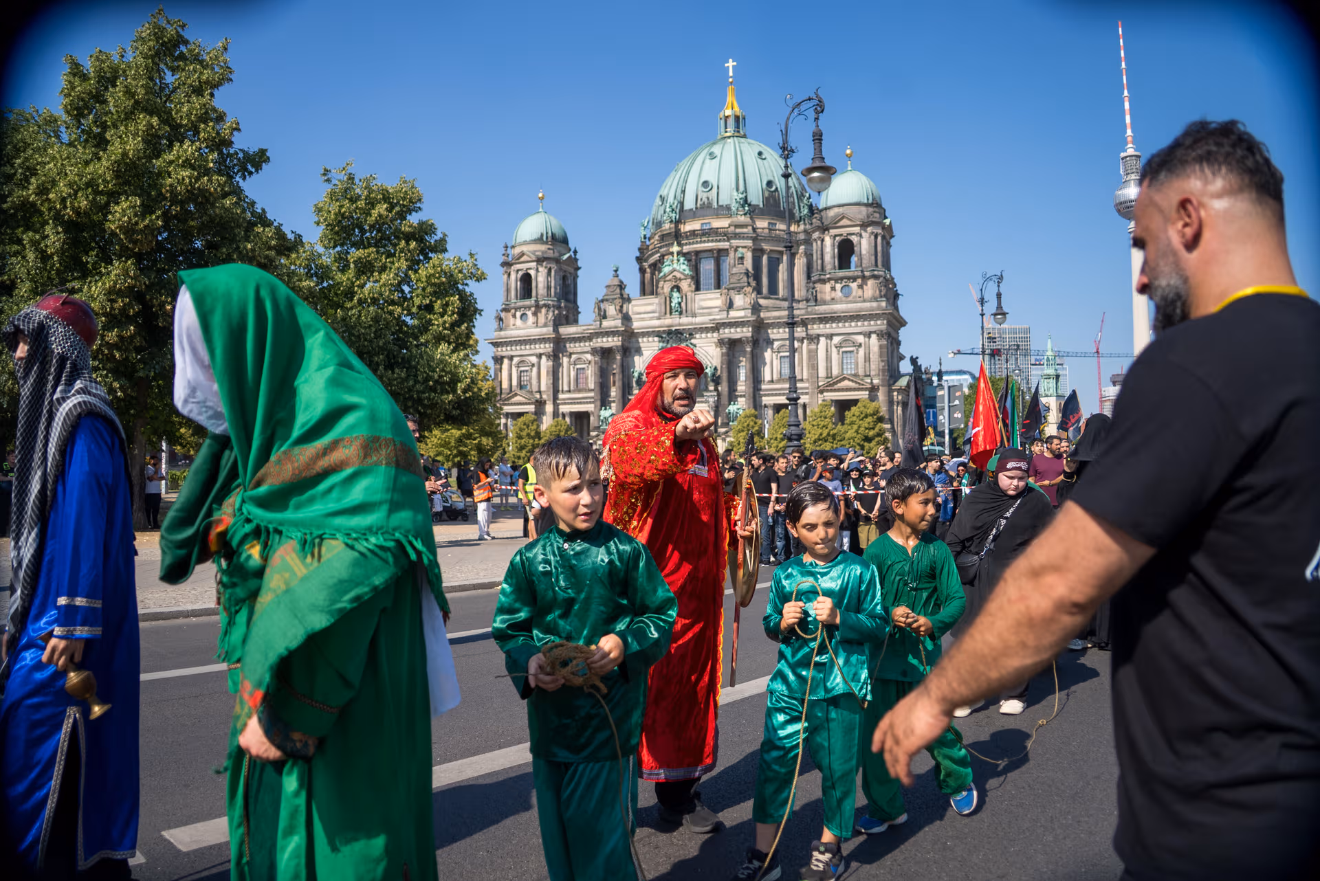 Islamisten marschieren mit gefesselten Kindern durch Berlin