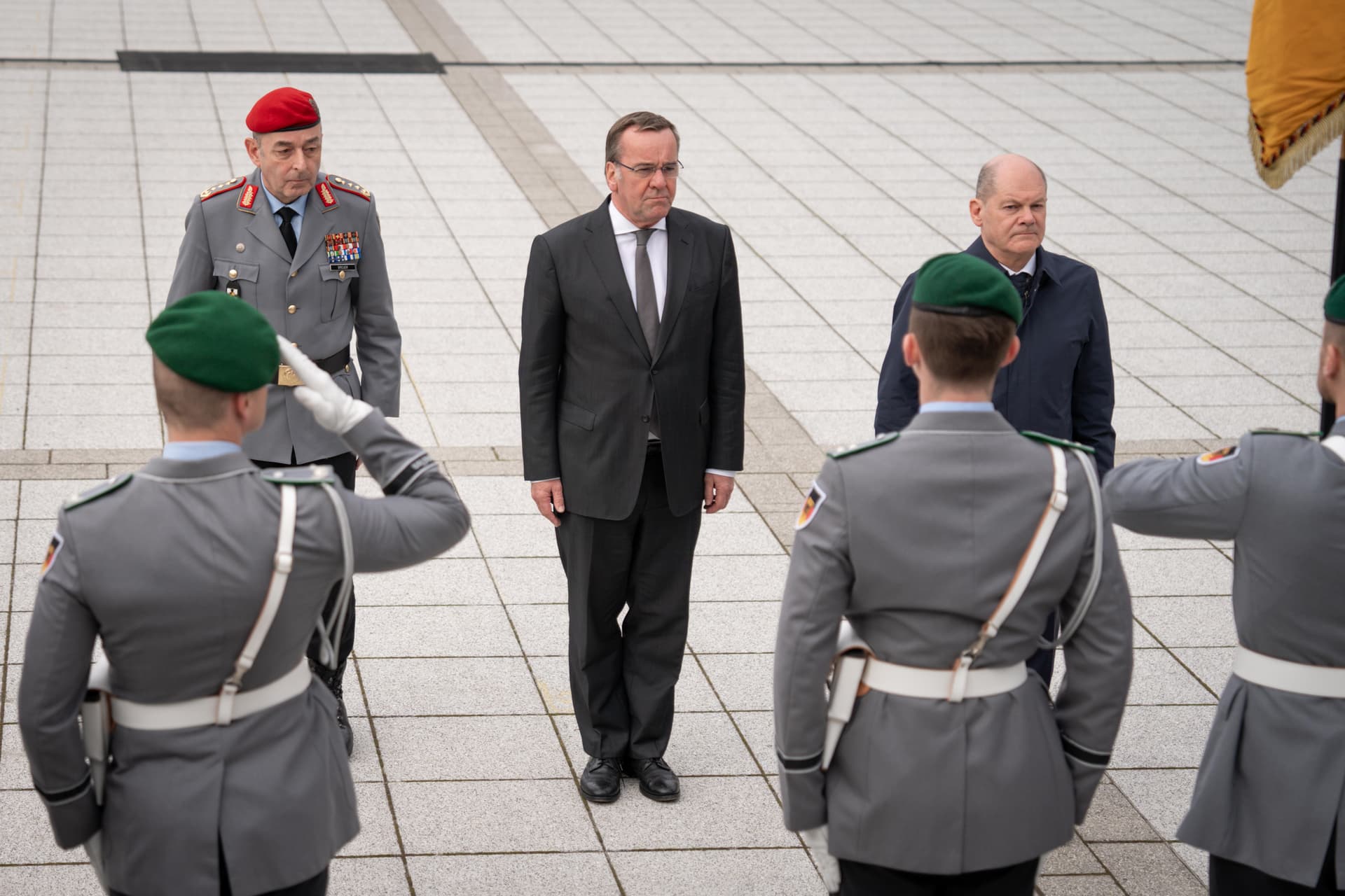Für fast 1 Milliarde: Bundeswehr soll neue „Ausgeh-Uniform“ bekommen