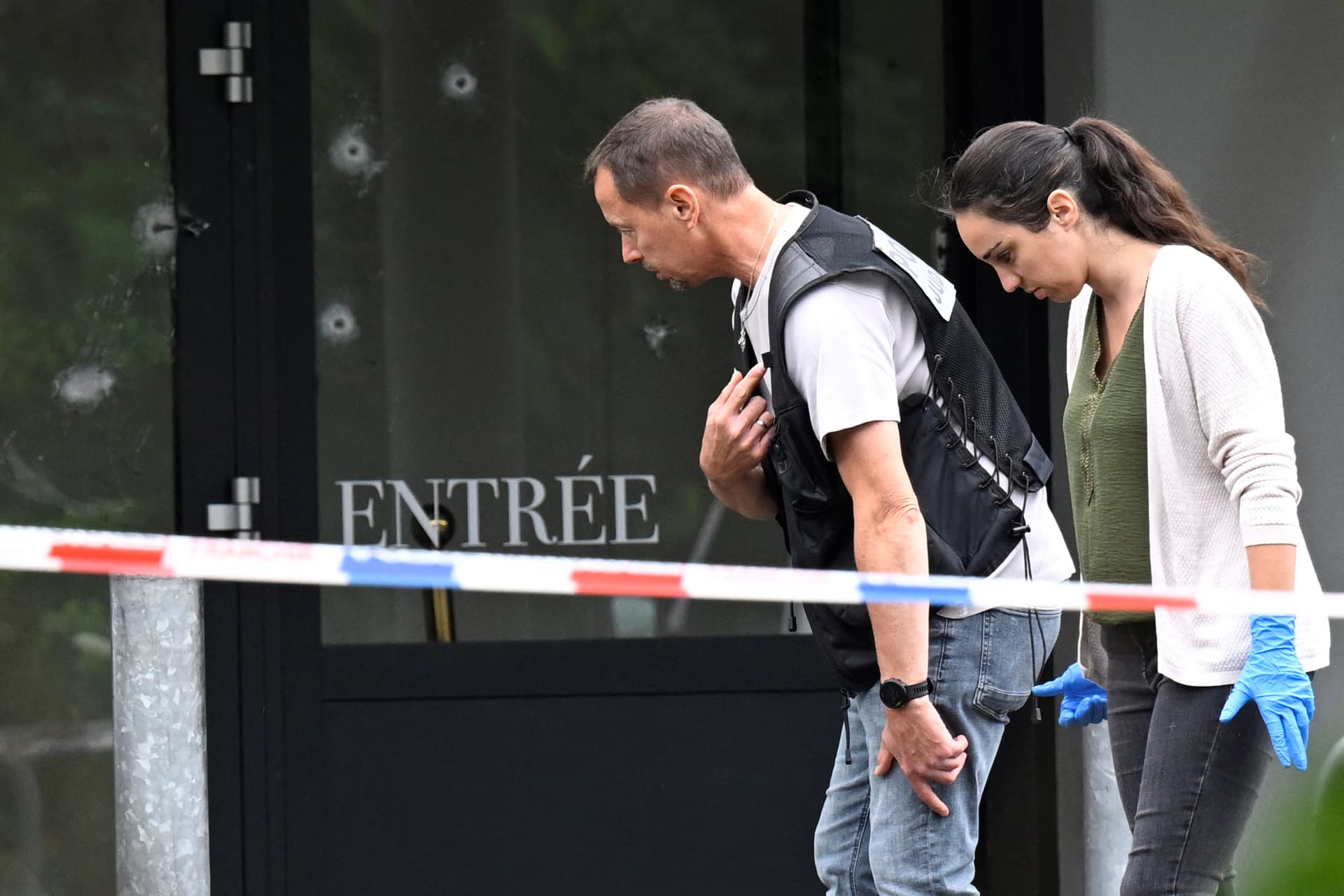 Mit einem BMW-SUV stürmten vier Männer in Lothringen eine Hochzeit und schossen mit Kalaschnikows um sich