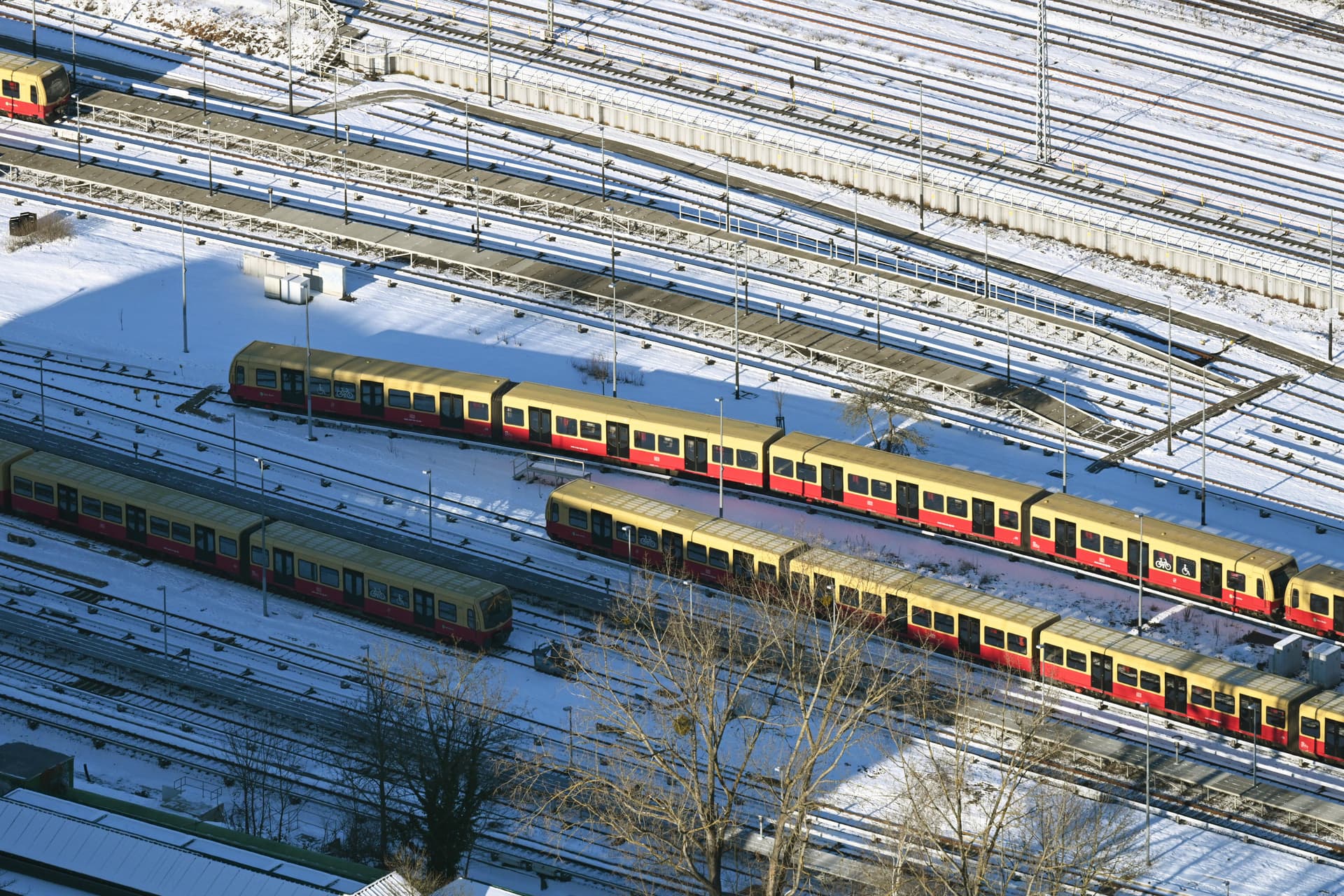 Deutsche Bahn spricht von Anschlag: Kabelschnitt legt Nord-Süd-Strecke der Berliner S-Bahn wohl noch bis Mittwoch lahm