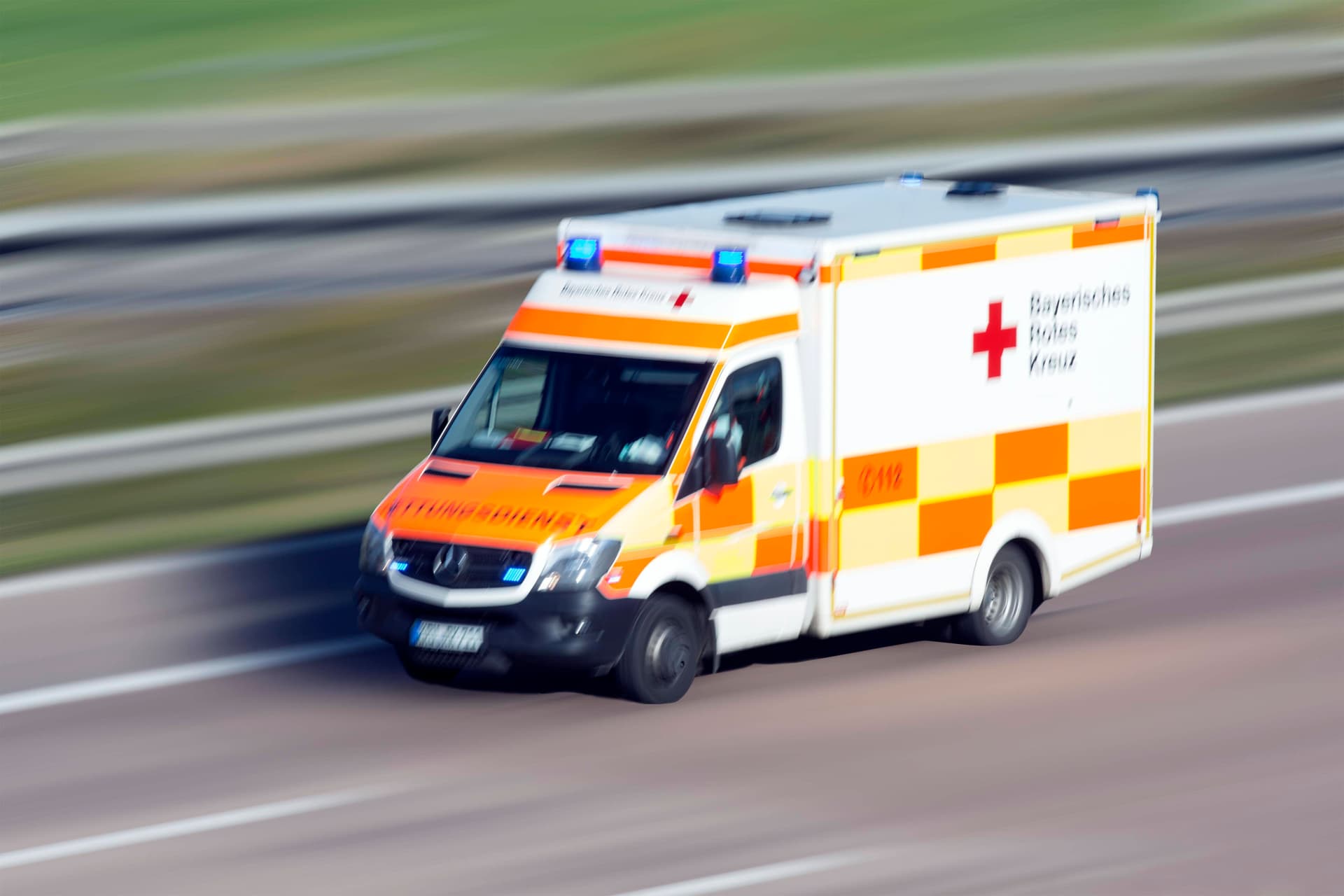 Lastwagen und Reisebus crashen auf A12: Dutzende Verletzte