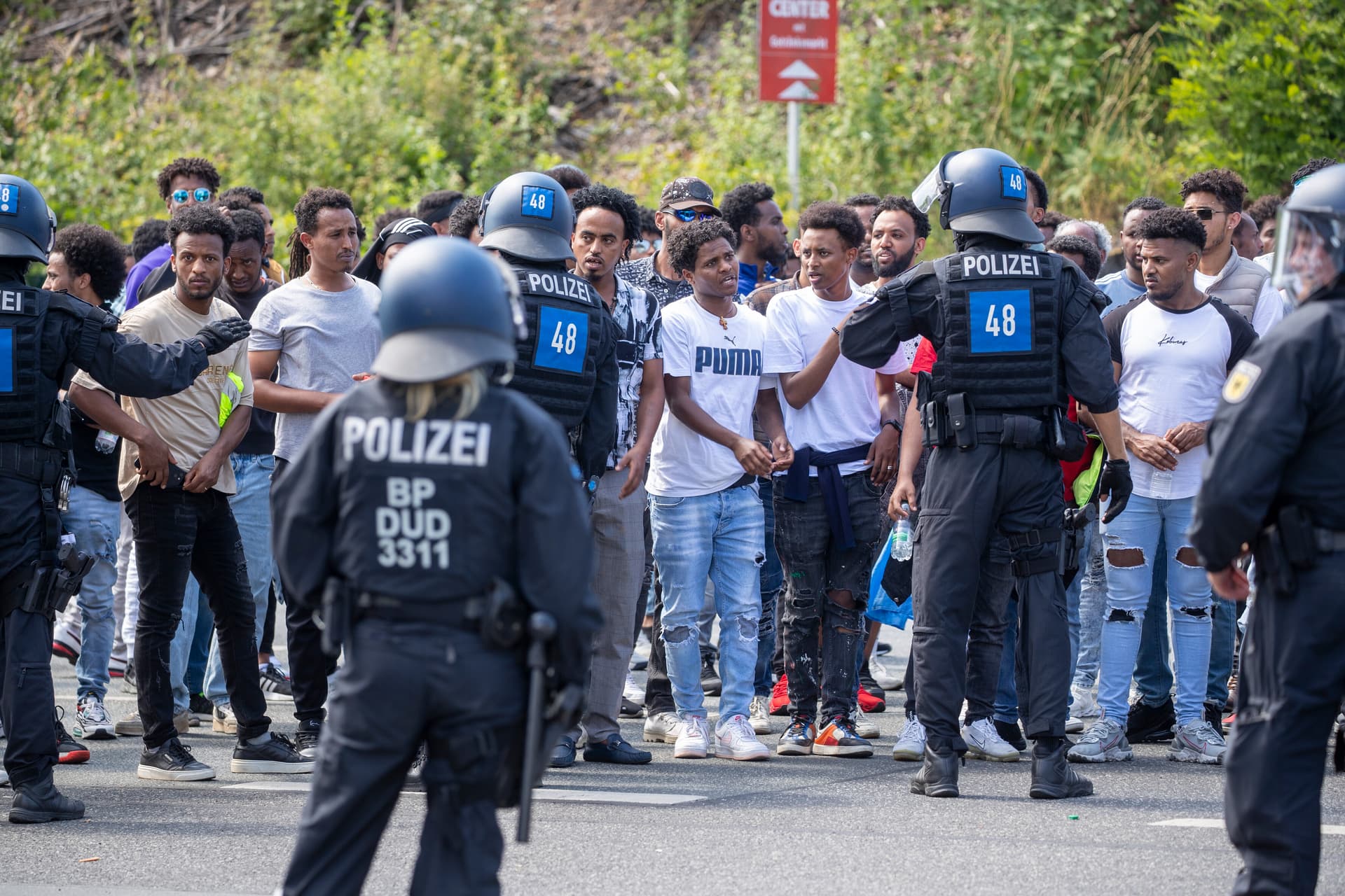 Nach schwerer Gewalt bei Eritrea-Festivals: Bundesweite Razzia gegen Terrorzelle „Brigade N’Hamedu”