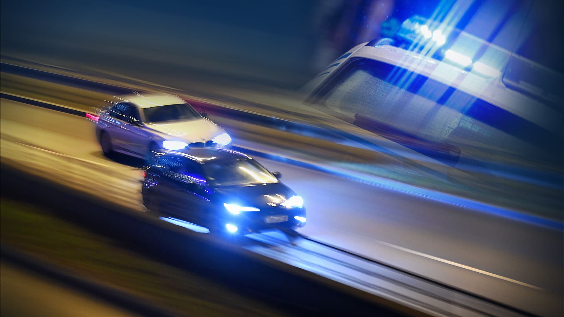 Polizei jagte hinterher, beschlagnahmte zwei Sportwagen: Junge Männer (24, 25) rasen mit mehr als 240 km/h über die Autobahn