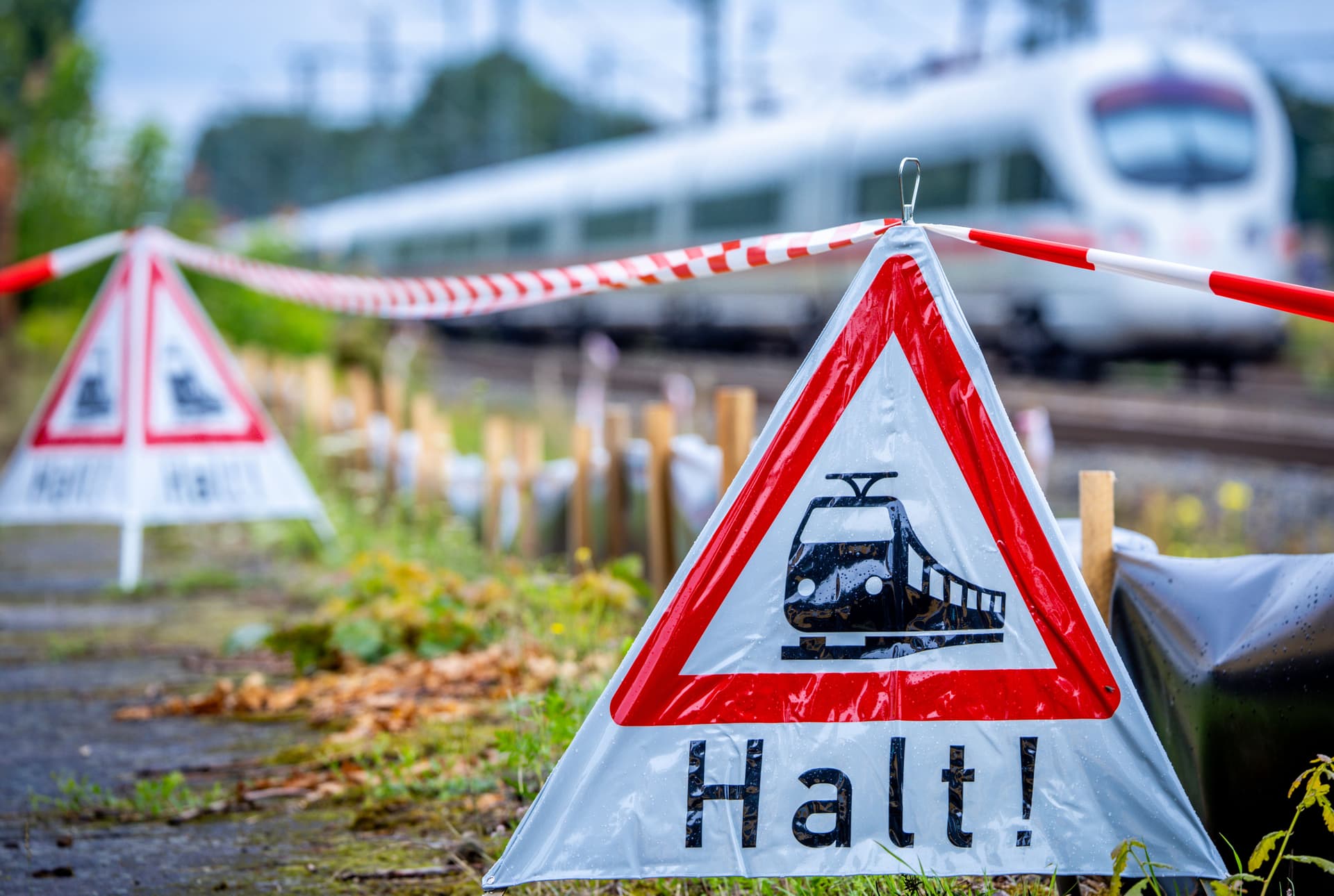 Oberleitung kaputt, Deutsche Bahn repariert: Zugverkehr zwischen Hamburg, Berlin und Hannover komplett lahmgelegt