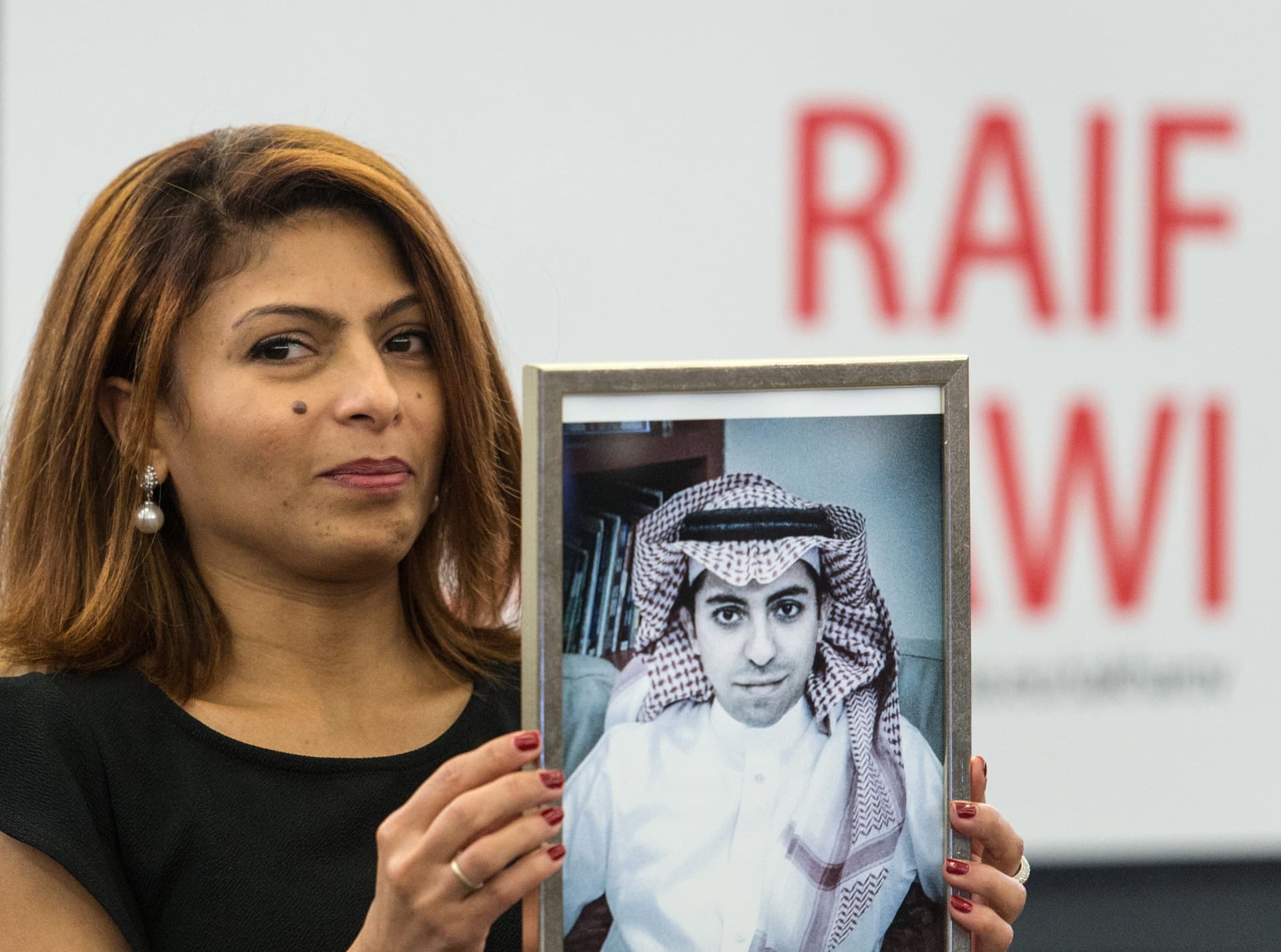 Frau von verurteiltem Saudi-Blogger: „Das Problem liegt in der Dummheit jener Linken, die glauben, dass Islamisten friedlich sind“