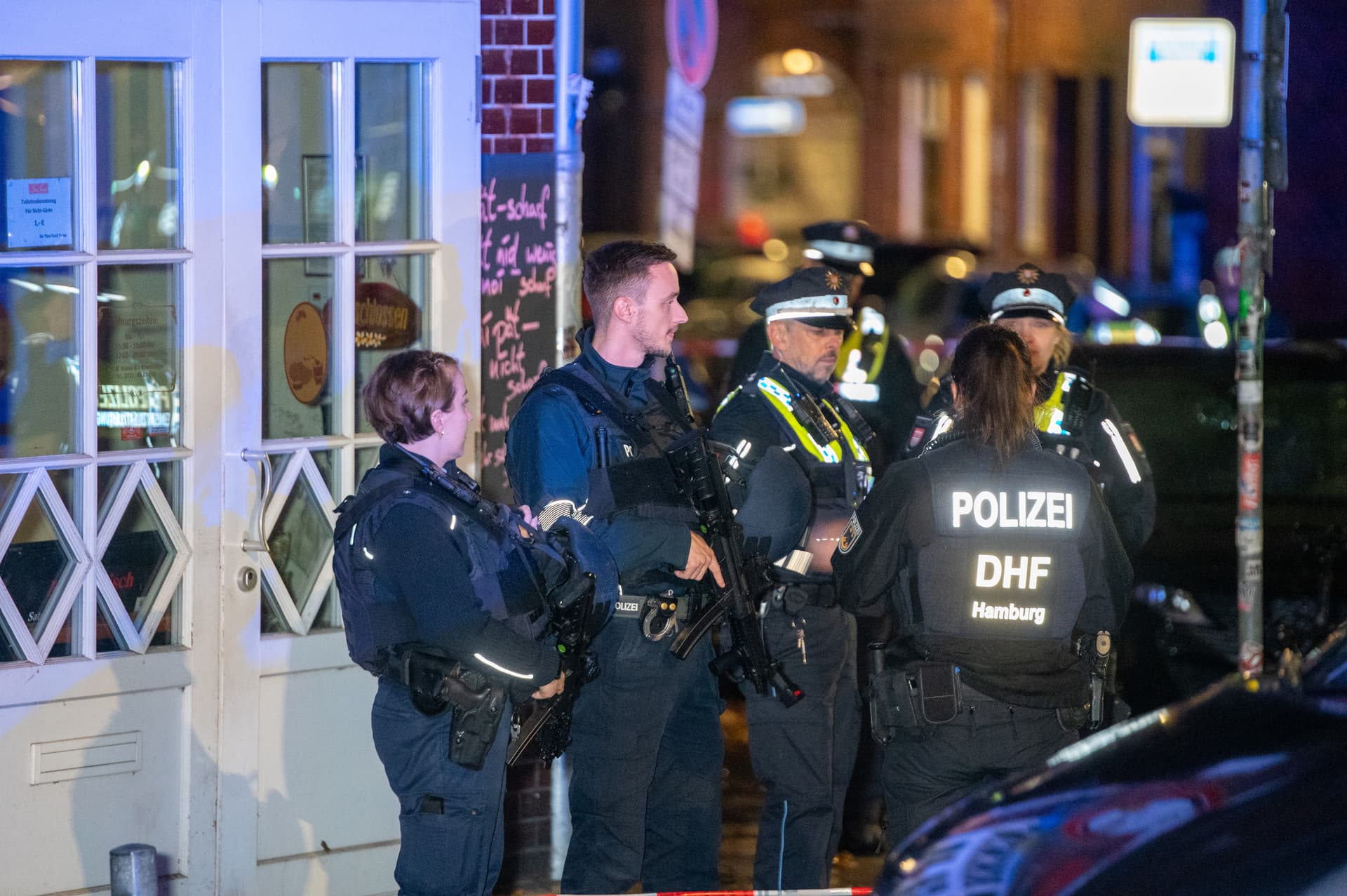 Schüsse in Hamburger Mietshaus! Mann tot, Täter auf der Flucht – schwerbewaffnete Polizisten im Wohngebiet