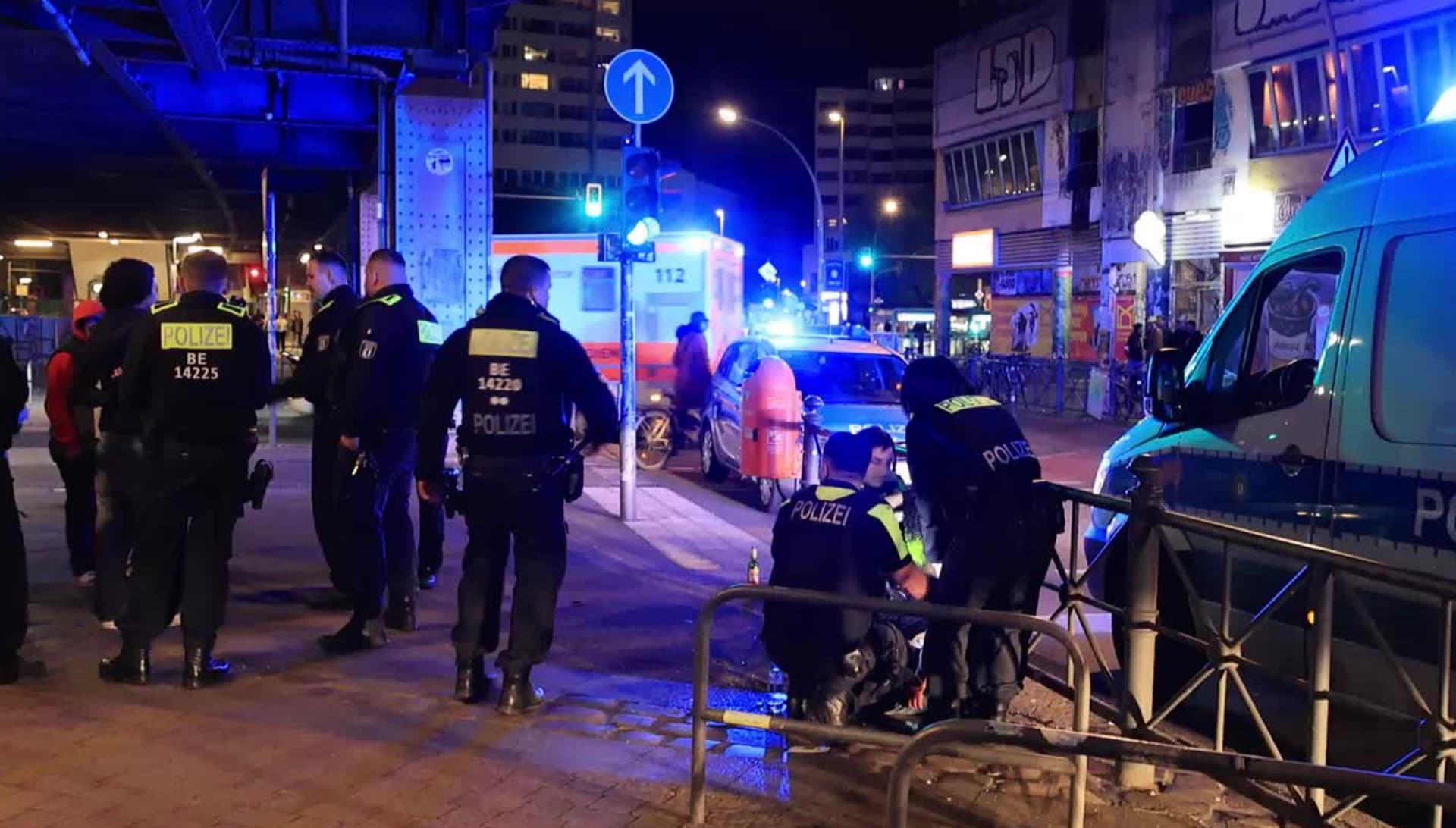 Berlin: Syrer sticht Mann Messer in den Nacken und raubt später Frau aus