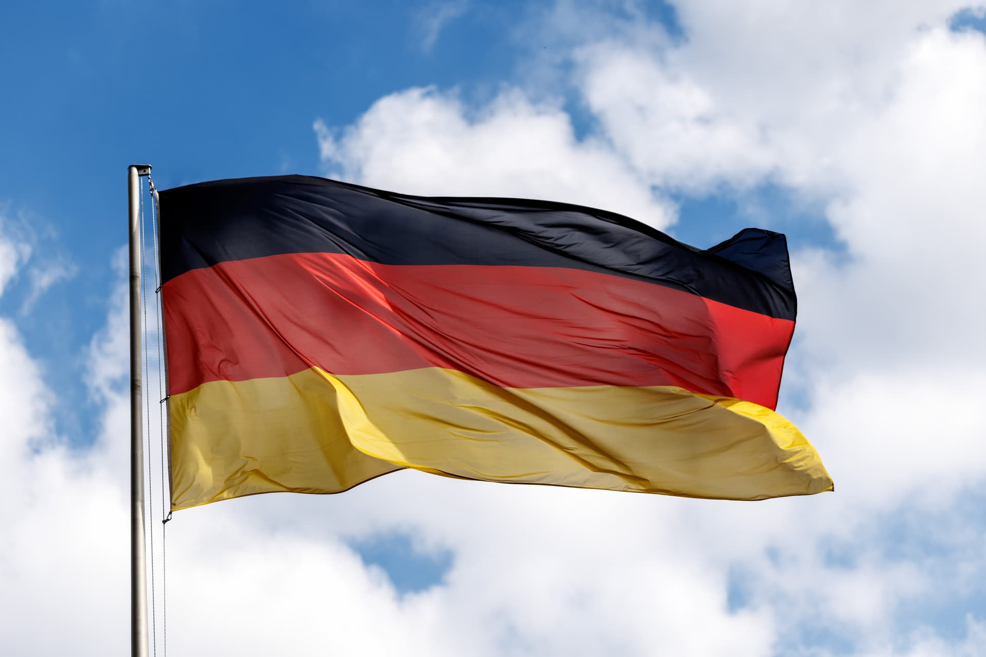 Gemeinsamer Beschluss von AfD und CDU im Landkreis: Deutschland-Flagge wird Pflicht vor Schulen!