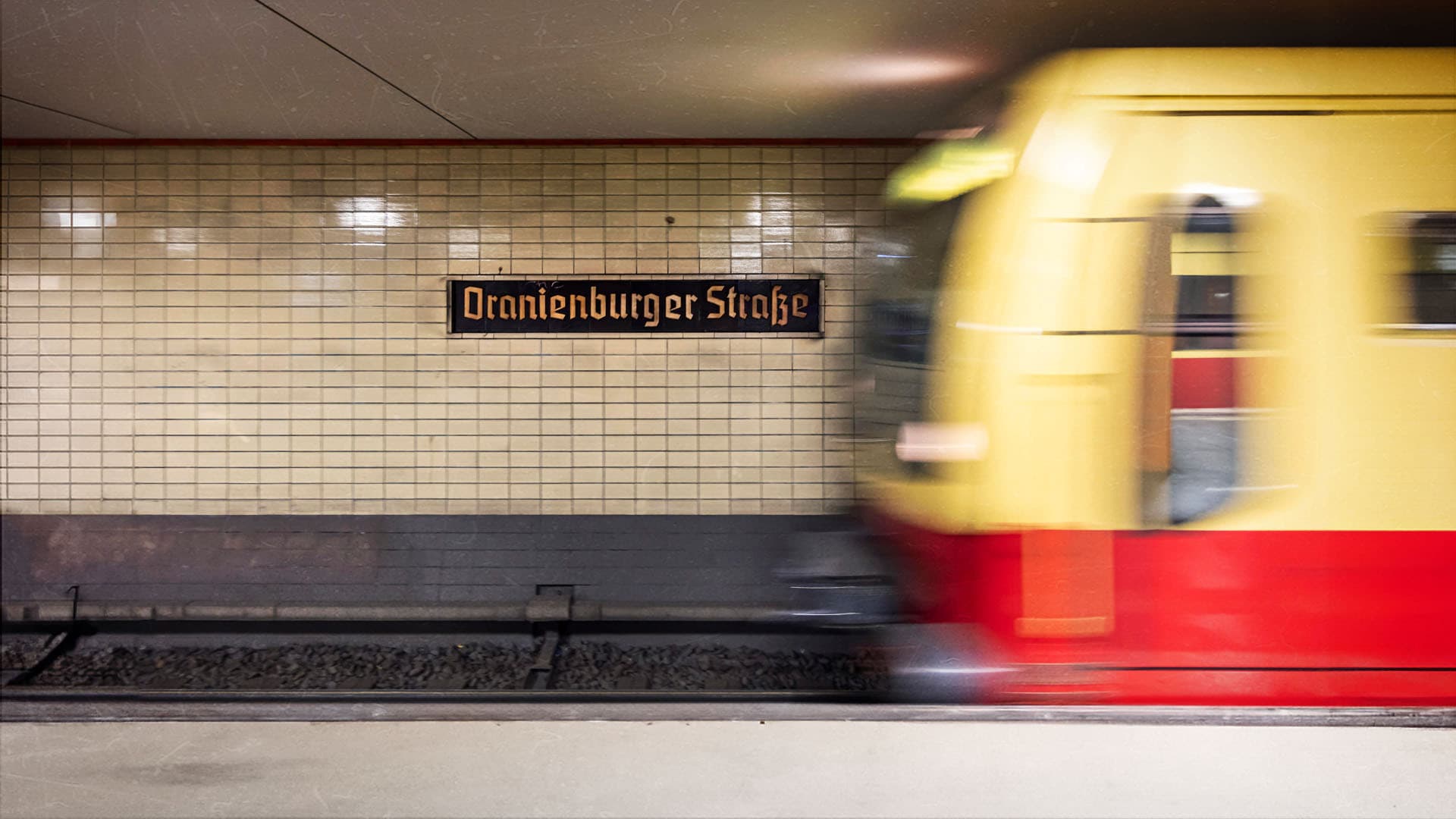 „Der Tatverdächtige trat auf den Geschädigten ein, sodass dieser ins Gleisbett stürzt“: Polizei ermittelt nach Streit am S-Bahnhof wegen Tötungsdelikt