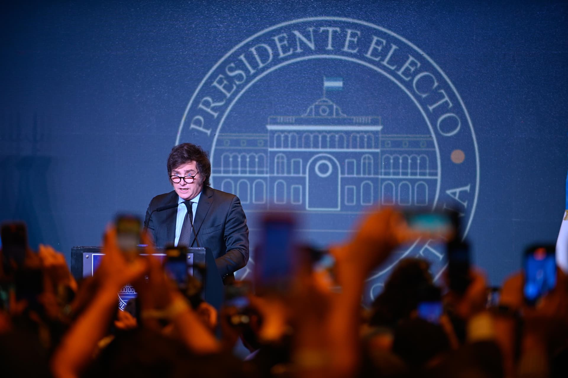 Ein Libertärer verspricht radikale Reformen: Javier Milei gewinnt Präsidentschaftswahl in Argentinien
