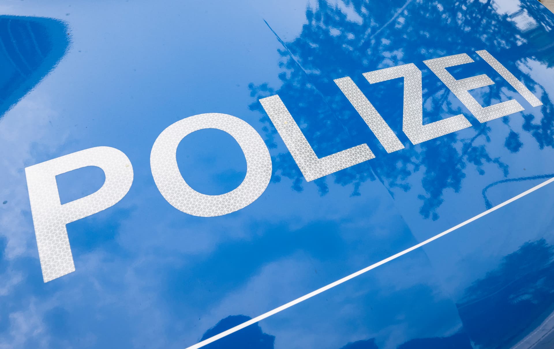 „Unabhängig der strafrechtlichen Relevanz“: Polizei Osthessen sucht nach Zeugen wegen eines „Popsongs“