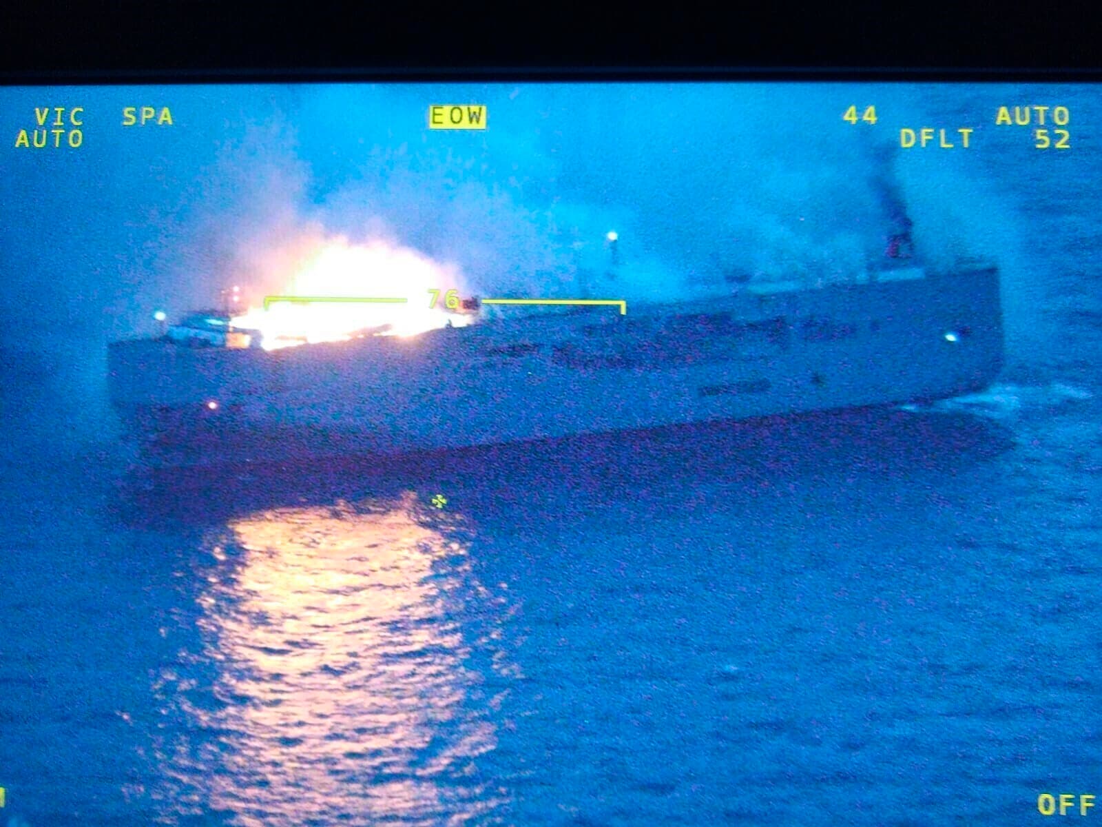 Brennender Autofrachter vor holländischer Küste - Löschen schwierig