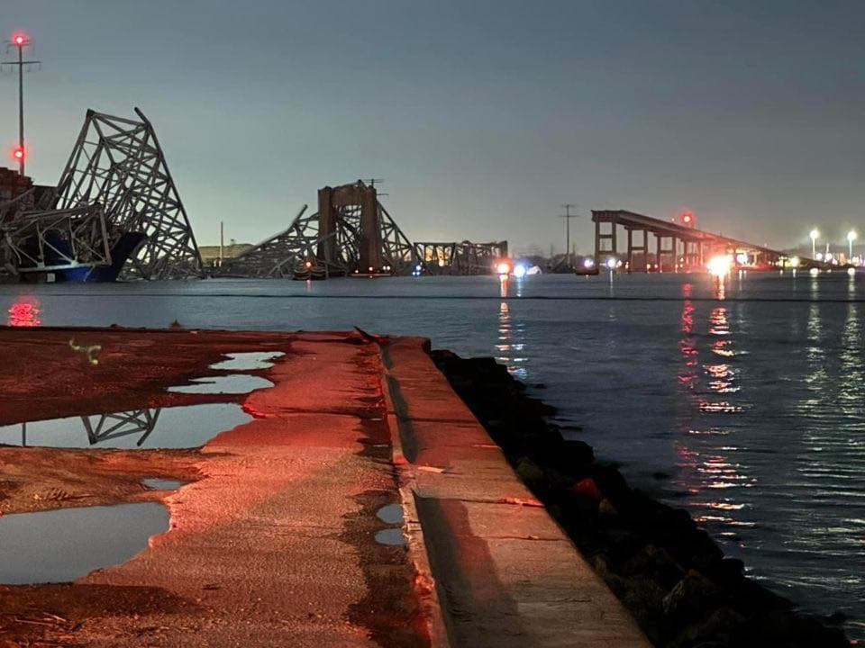 Autos unter Wasser, Notstand ausgerufen: Brücke in US-Stadt Baltimore nach Schiffskollision eingestürzt