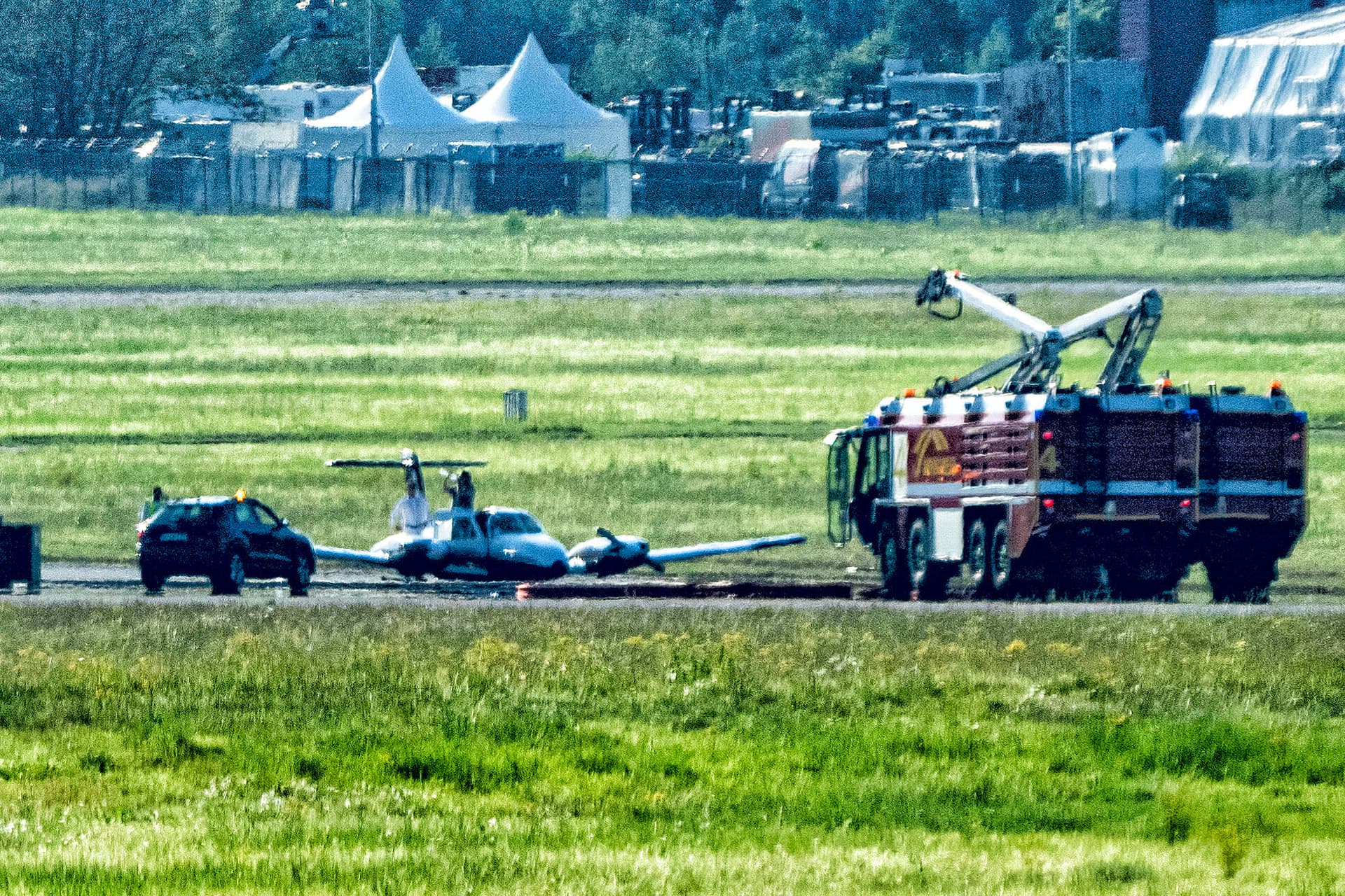 Kleinflugzeug landet in Weeze ohne Fahrwerk – Flugbetrieb unterbrochen