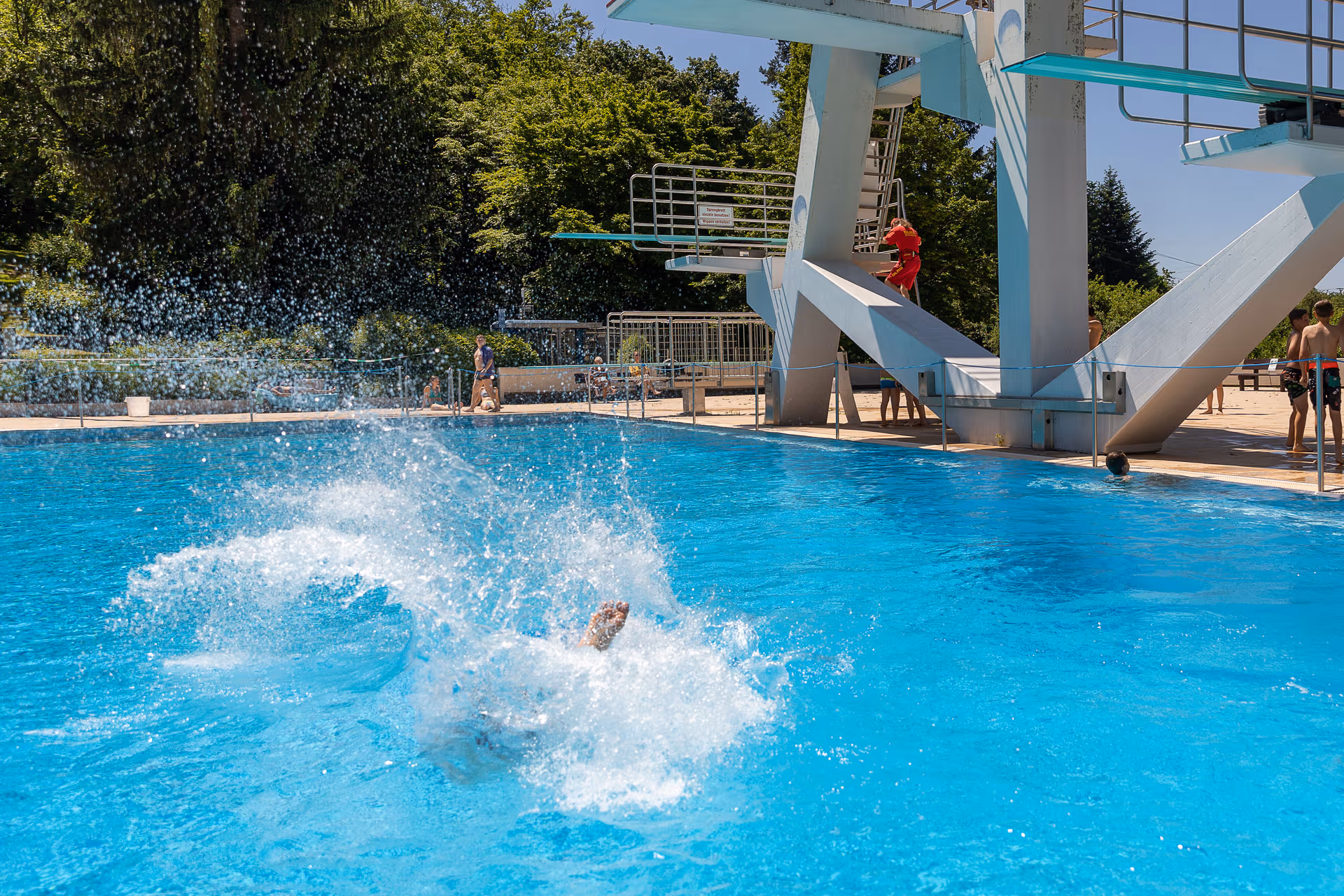 Transfrau musste Frauenbereich im FKK-Freibad verlassen, jetzt entschuldigt sich die Stadt