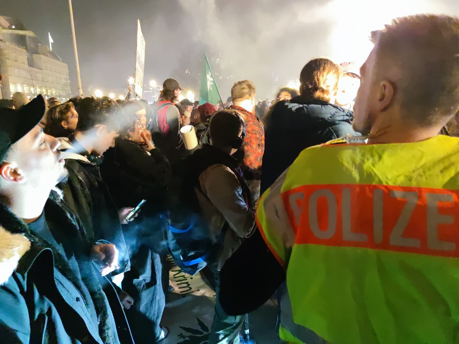 Cannabis seit heute legal: Kiffer feiern am Brandenburger Tor, Polizei warnt vor Folgen