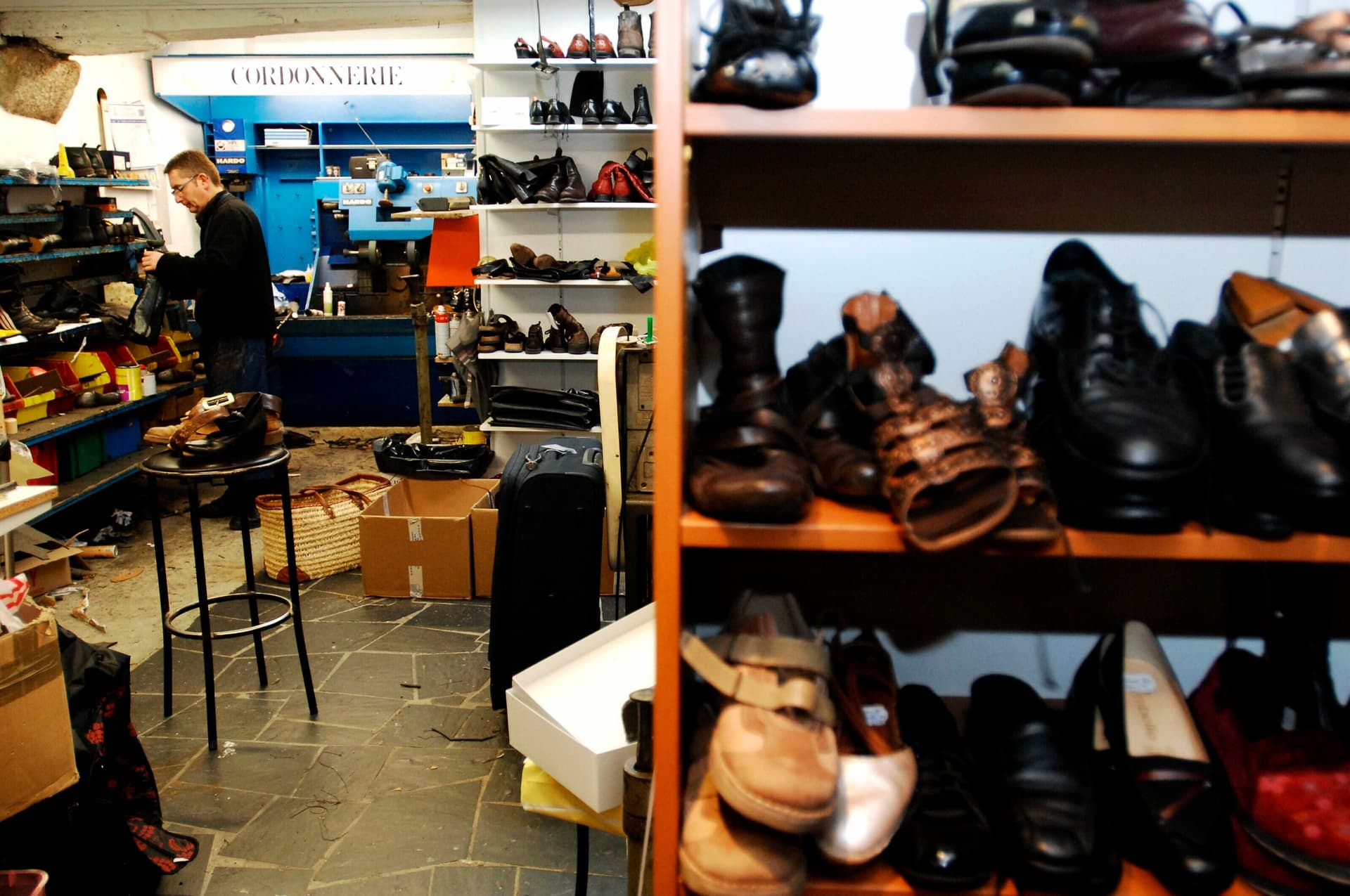 Frankreich führt einen Reparatur-Bonus für Kleidung und Schuhe ein
