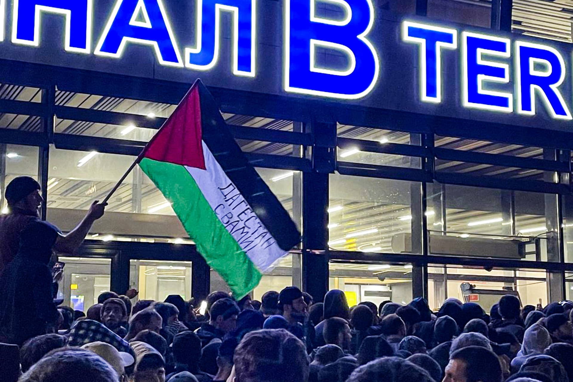 Unfassbare Szenen: Islamisten-Mob jagt Juden an russischem Flughafen – 20 Verletzte!
