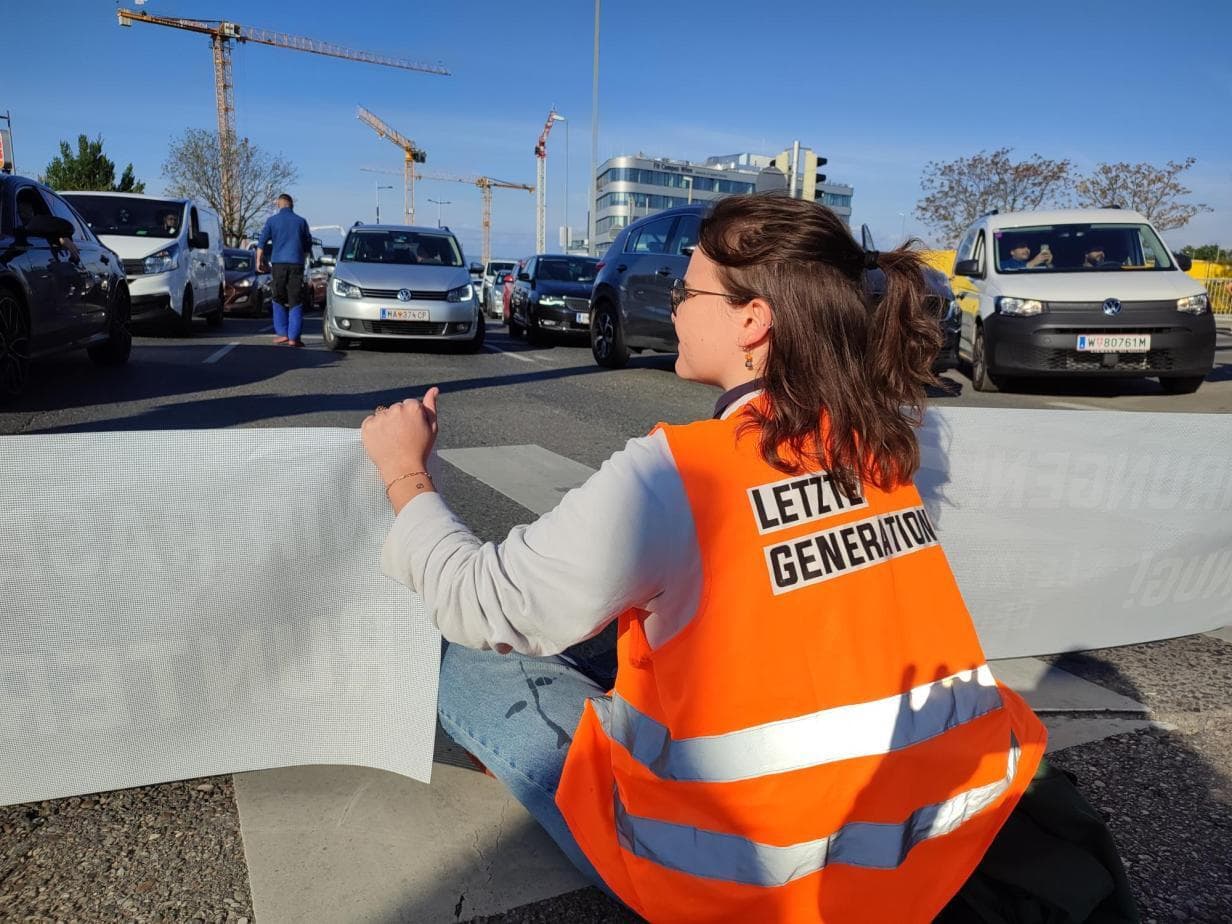 „Letzte Generation“ blockiert Rettungswagen in Wien – Patient verstirbt