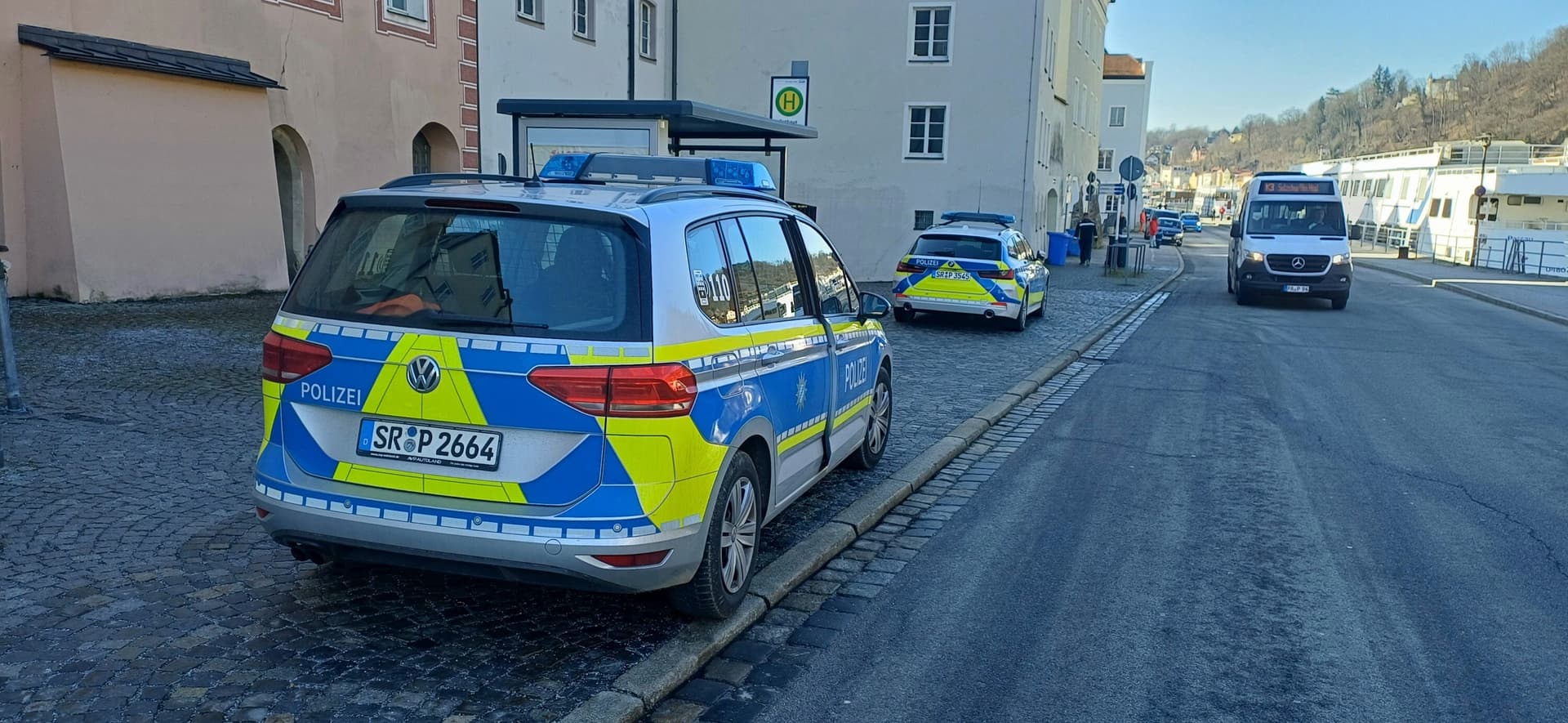 Passau: Großfahndung nach gewalttätigem Syrer in Fesseln