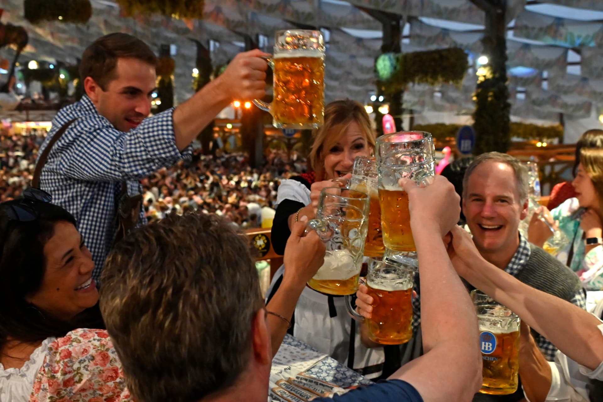 Nach Gesängen der Sylt-Schnösel: „L’Amour toujours“-Verbot beim Oktoberfest