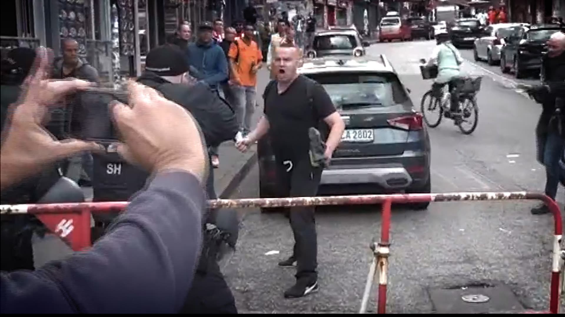 Amok-Alarm und Schüsse bei Holland-Fanmarsch in Hamburg: Polizei schießt Axt-Angreifer nieder!