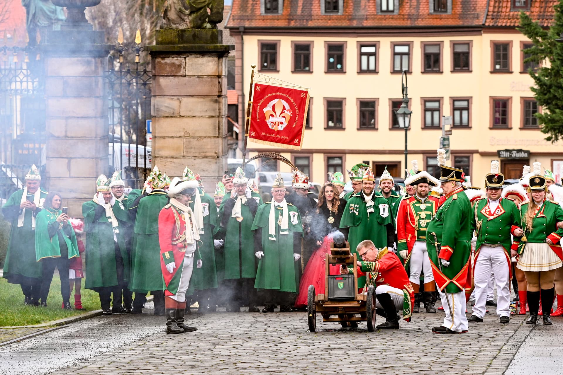 Waffenverbotszone! Fuldaer Rosenmontags-Umzug startet erstmals seit Jahrzehnten ohne 11 Böllerschüsse