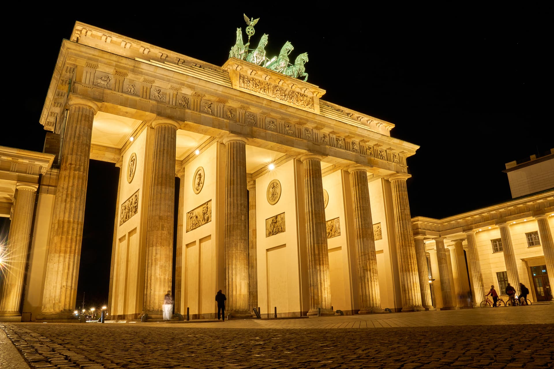 Senior (84) fährt mit Auto durch das Brandenburger Tor