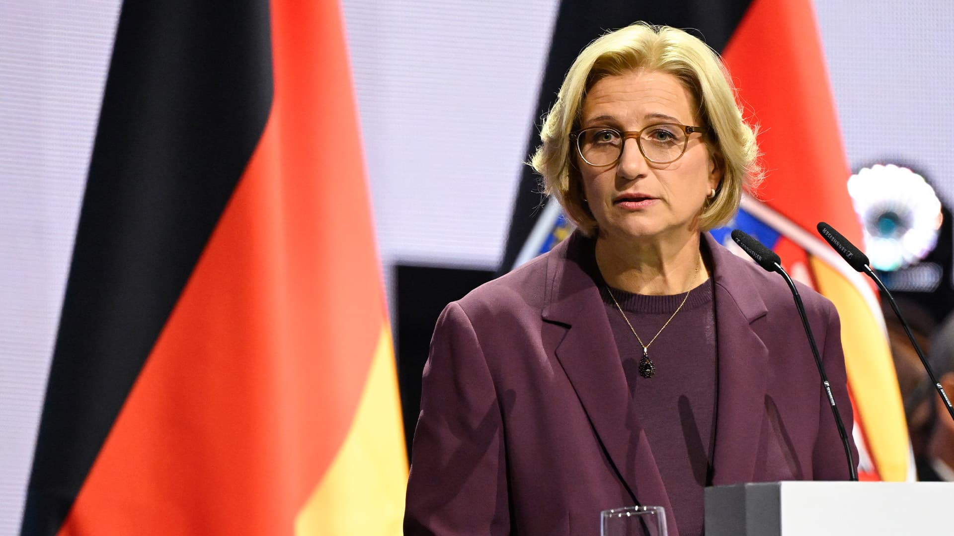 Am Tag der Deutschen Einheit fordert die Festrednerin, die stärkste Partei im Land (besonders im Osten) zu verbieten