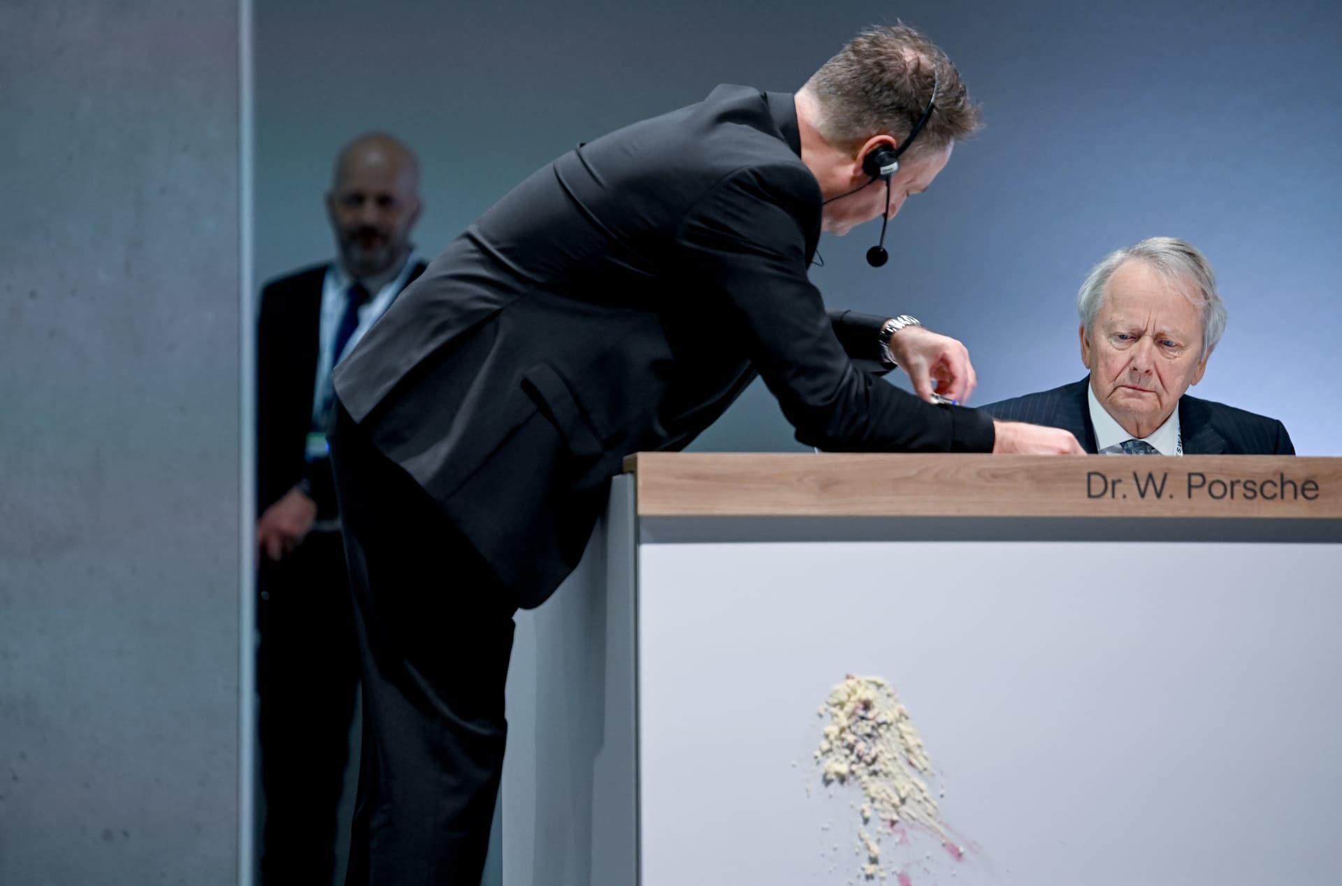 Torten-Attacke auf Wolfgang Porsche: Aktivisten stören VW-Hauptversammlung