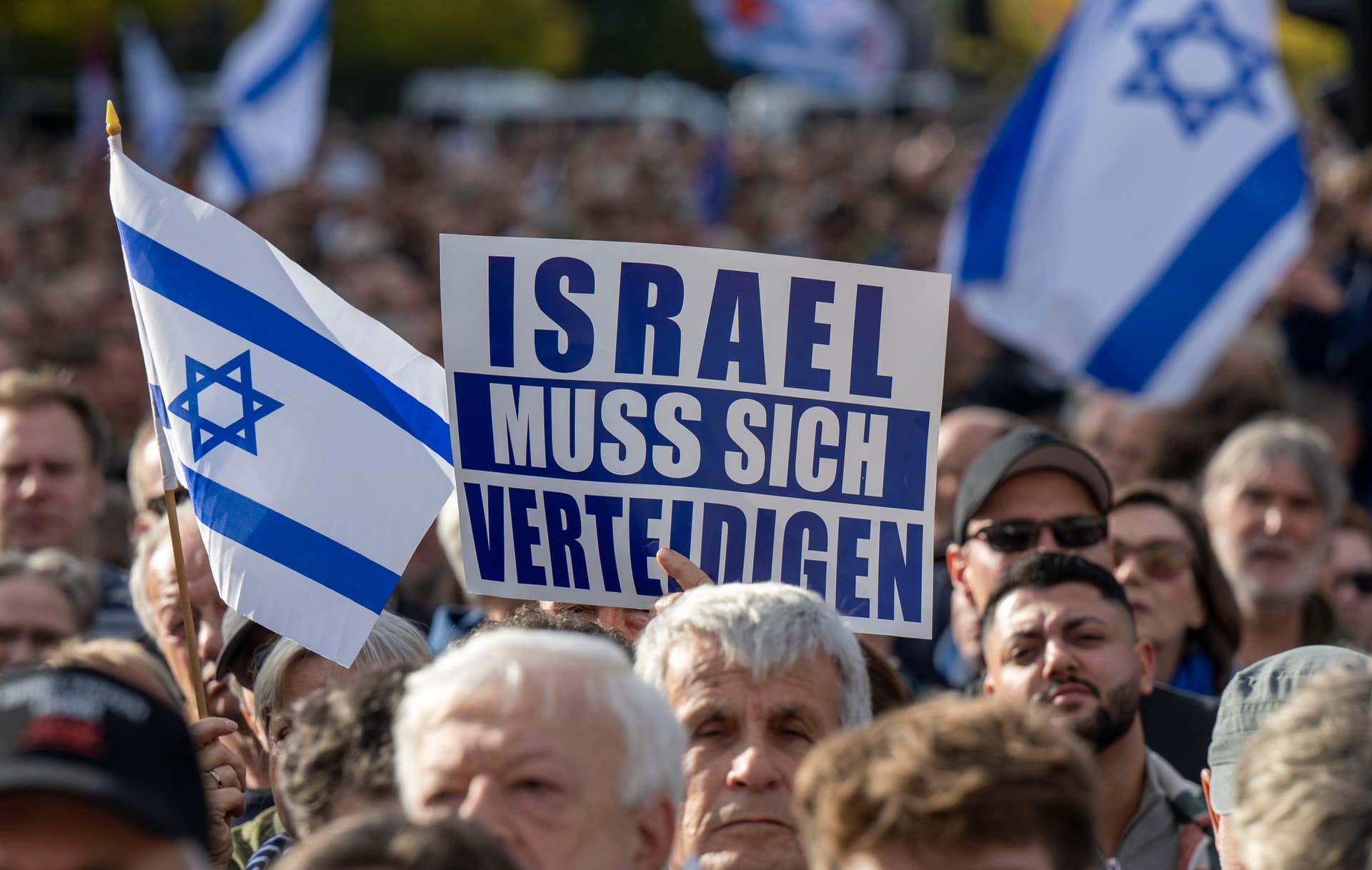 Tausende Demonstranten zeigen Solidarität mit Israel
