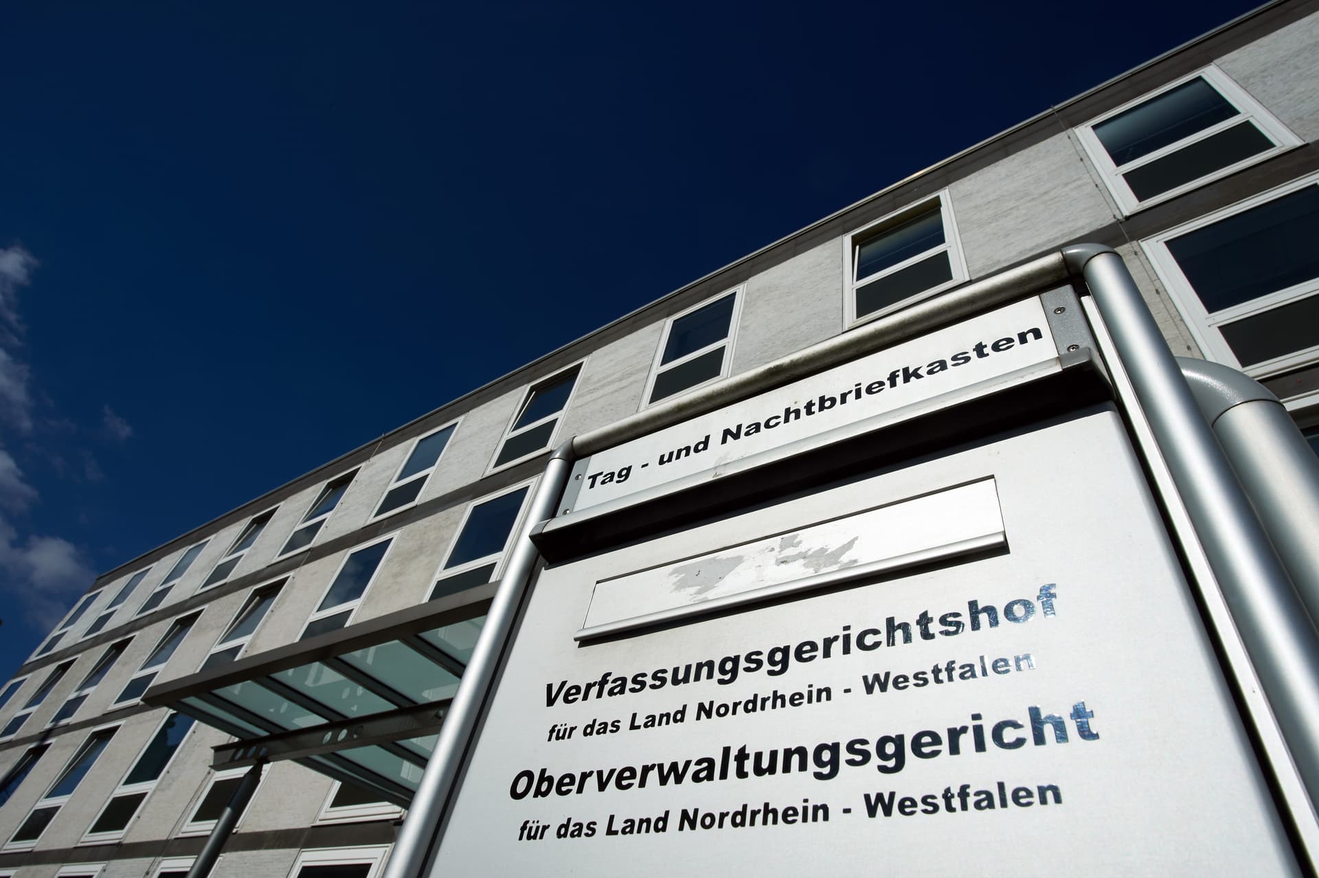 Lehrerin ist seit 15 Jahren krankgeschrieben, lehnt Amtsarzt aber ab