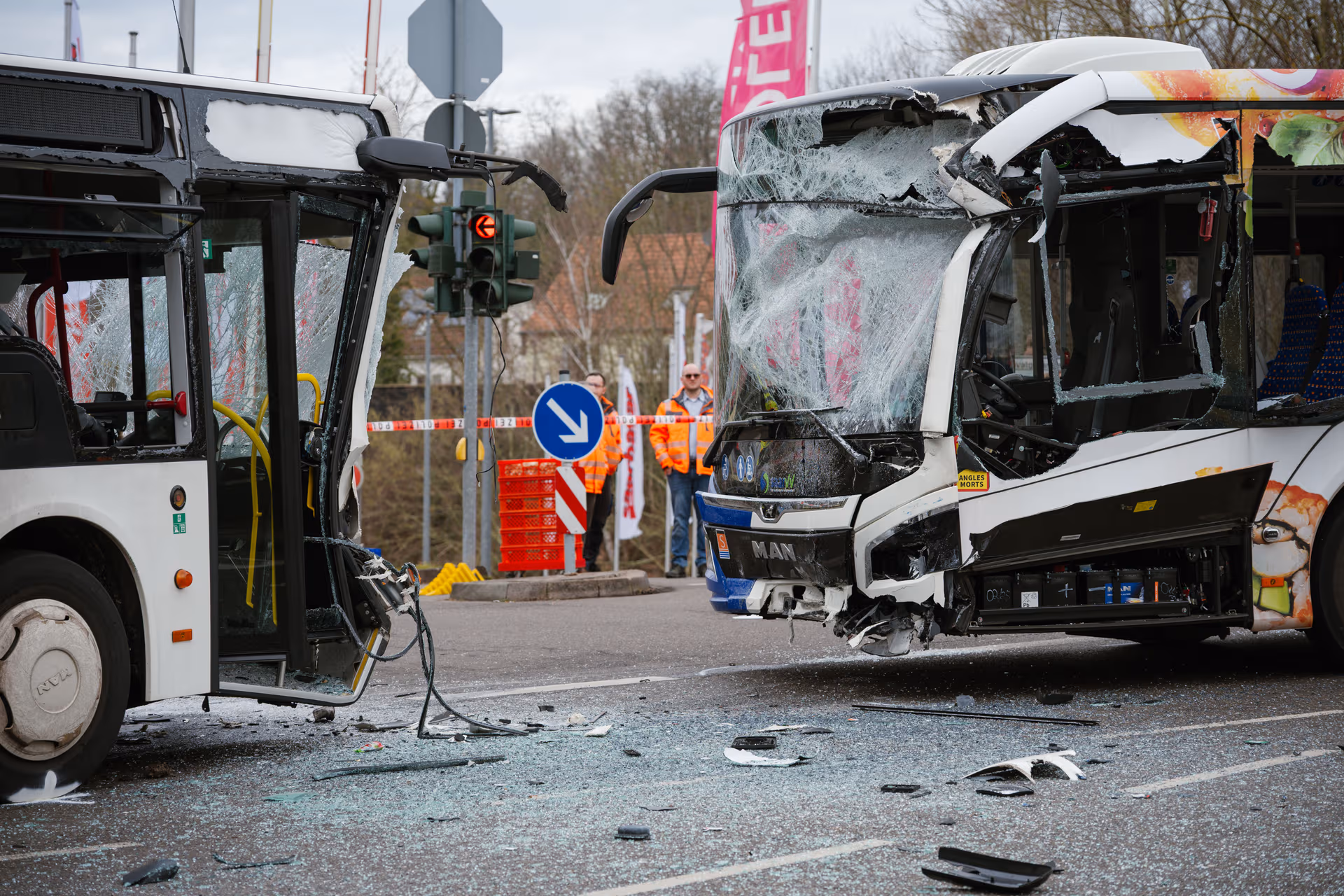 Schwerer Unfall in Saarbrücken! Linienbus rammt Linienbus – mindestens 35 Verletzte