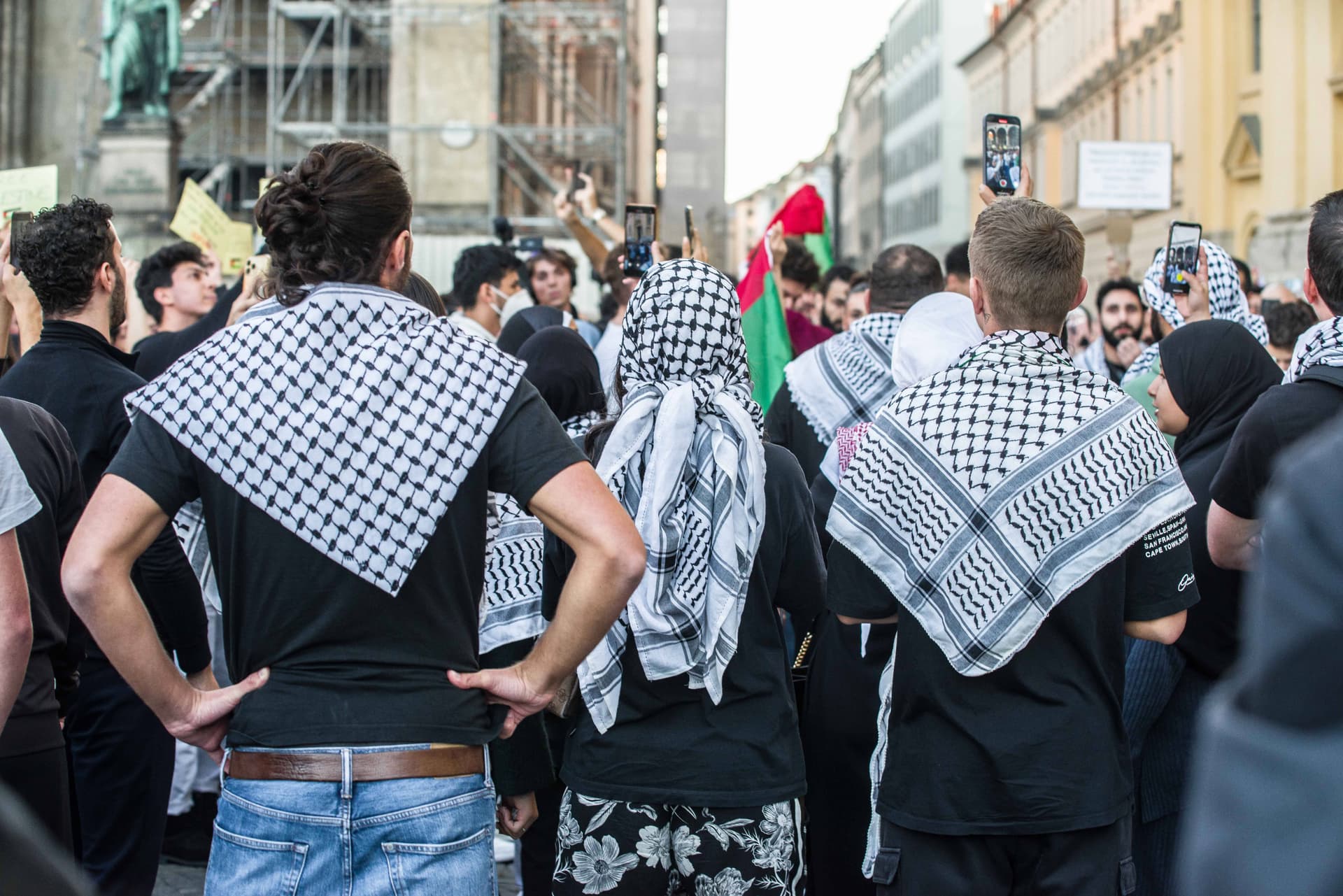 Keine Strafe für Hamas-Parole: Freispruch für „From the River to the Sea“