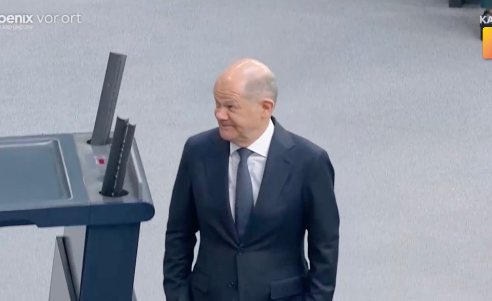 +++ Verräterisches Scholz-Video +++ Erst Kopfschütteln, dann Feixen +++ Hat der Kanzler wirklich für Merz gestimmt?