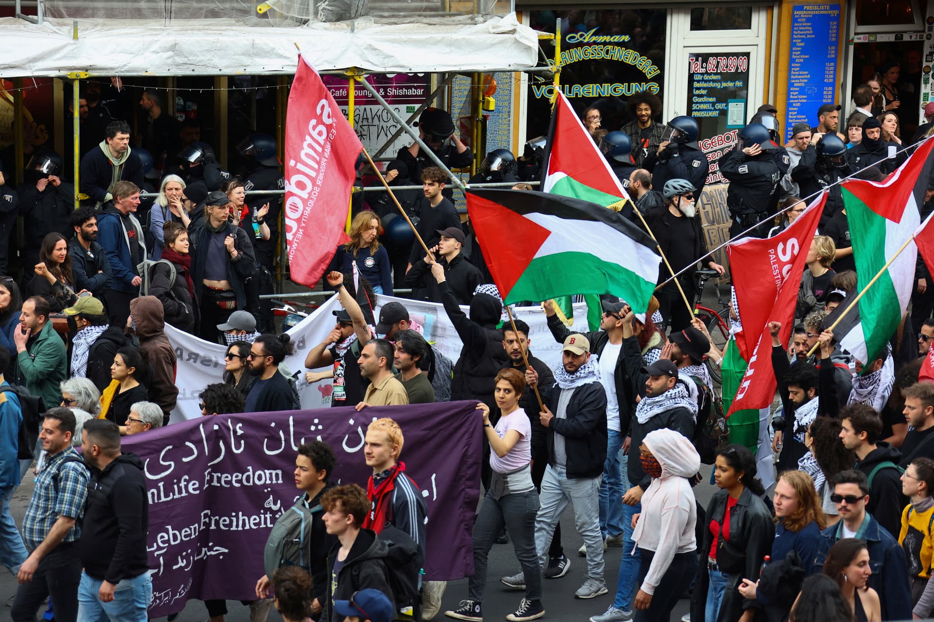 Flaschenwürfe, Antisemitismus und ein verletzter Polizist – das war der erste Mai