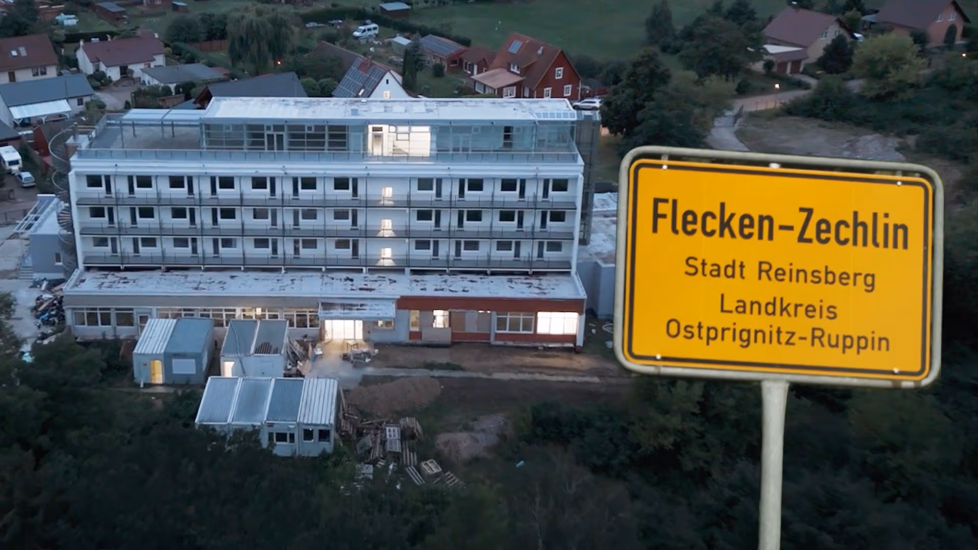 Vor dem „humanitären“ Asylheim in Flecken-Zechlin wurde Leiche eines Ukrainers gefunden