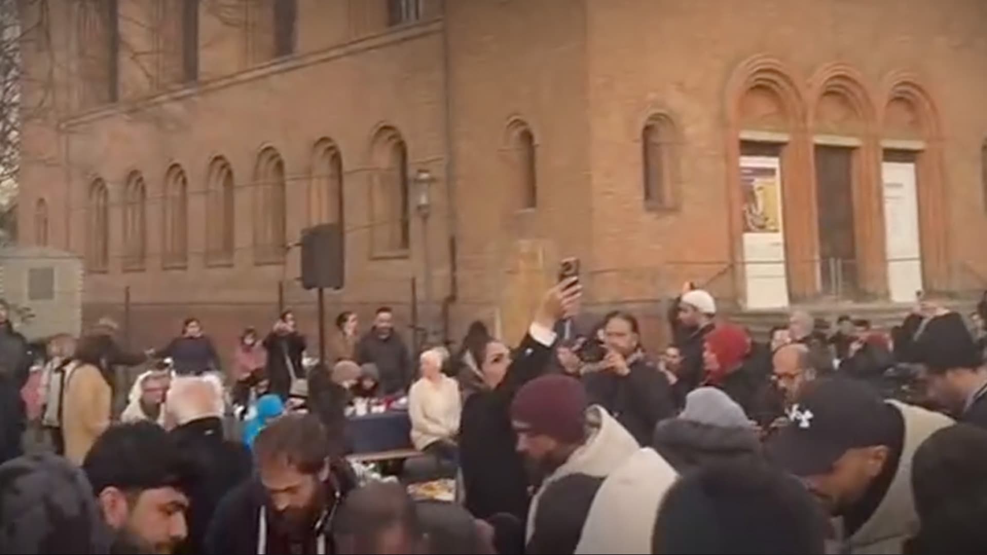 Stadt Berlin veranstaltet Ramadan-Fastenbrechen vor Kirche! – Bezirksbürgermeisterin nennt es „Zeichen gegen Rechtsruck“