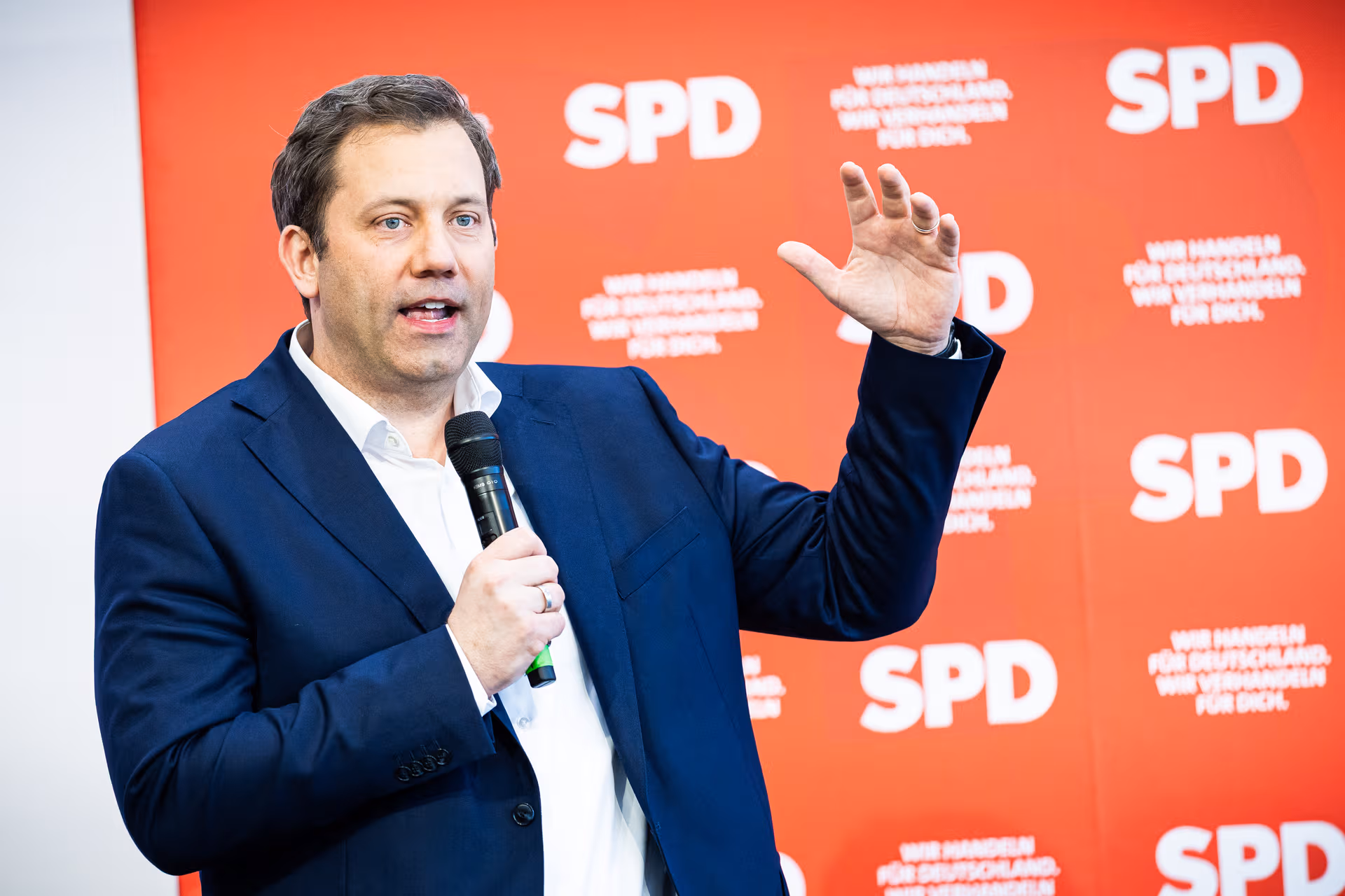 Wie kann es sein, dass jemand wie Lars Klingbeil ohne jegliche Qualifikation Finanzminister werden soll?