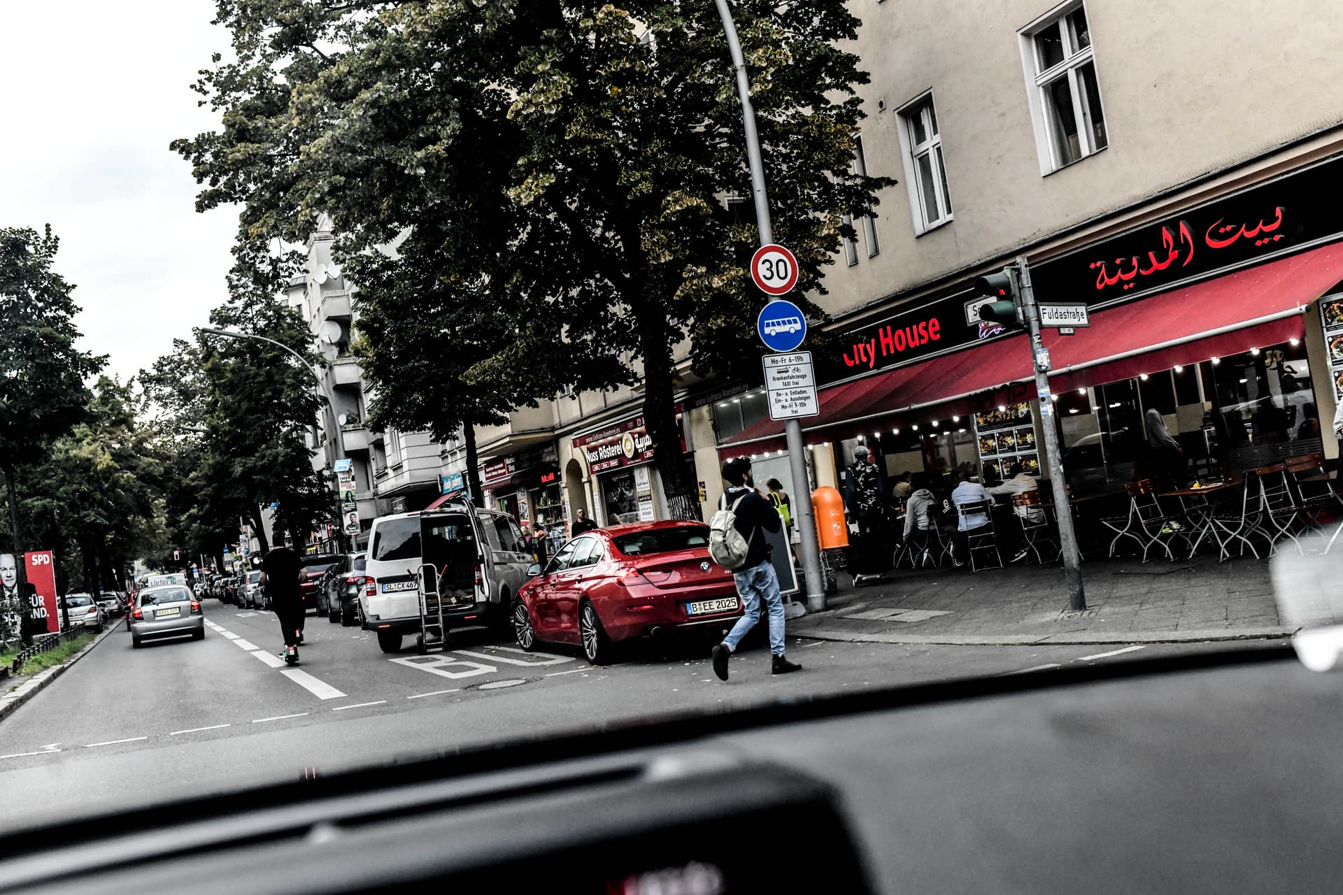 Aus Hass auf Homosexuelle! Jugendliche prügeln lesbisches Paar krankenhausreif