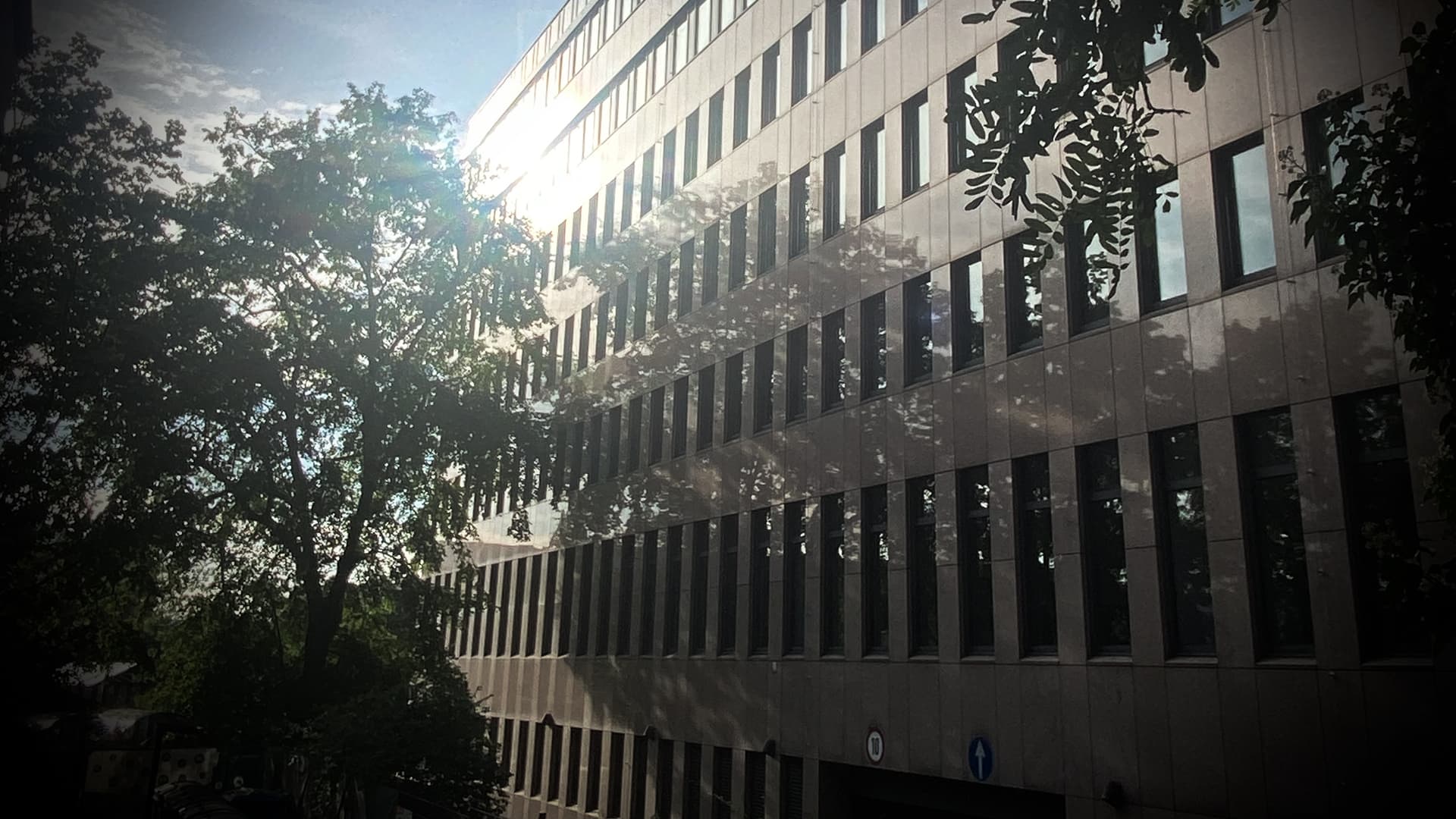 Mitten im bürgerlichen Berliner Bezirk Westend: 1500 Asylbewerber in einem Bürohaus – wie soll das gut gehen?