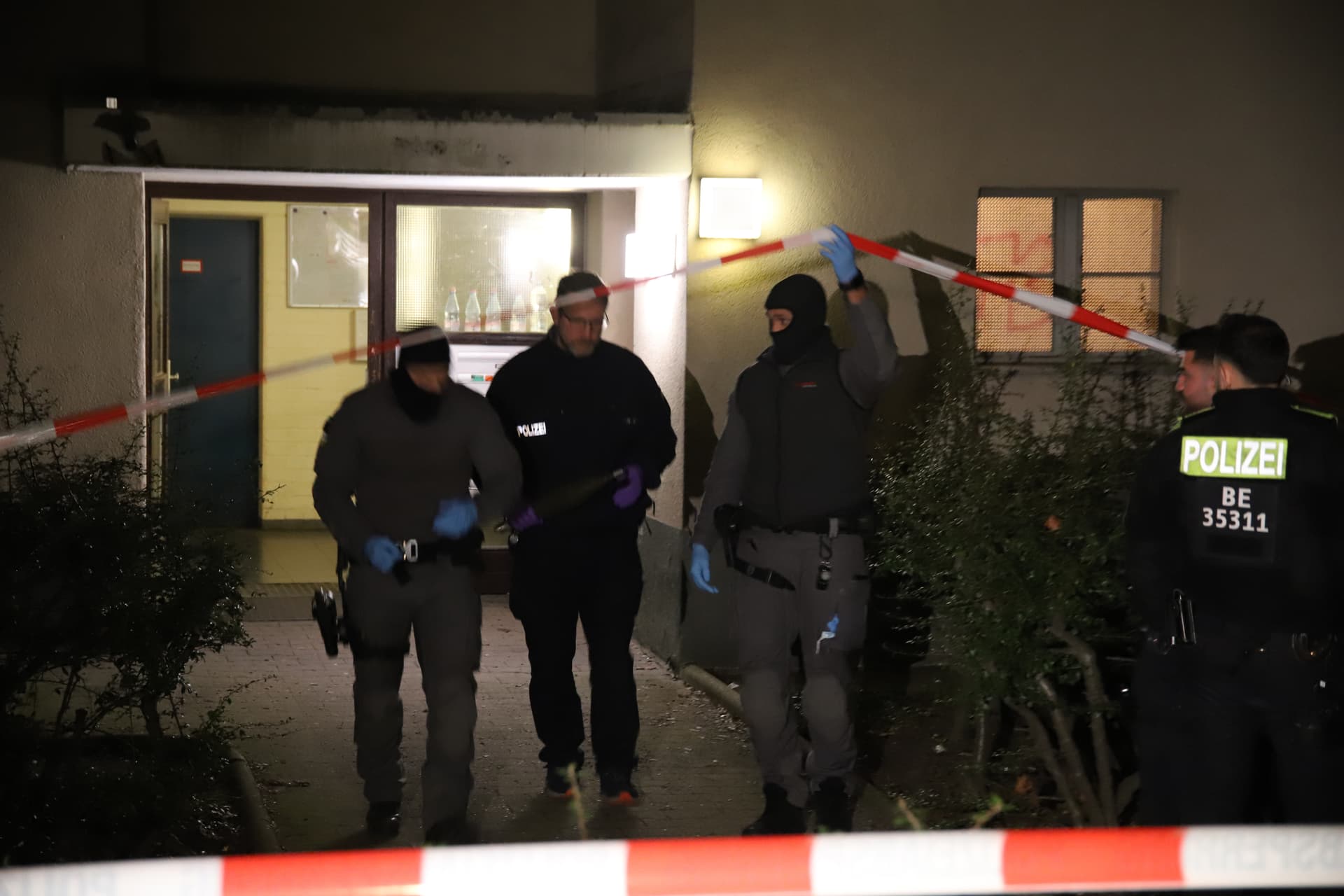 Festgenommene RAF-Terroristin: Hier trägt die Polizei eine Granate aus Klettes Wohnung