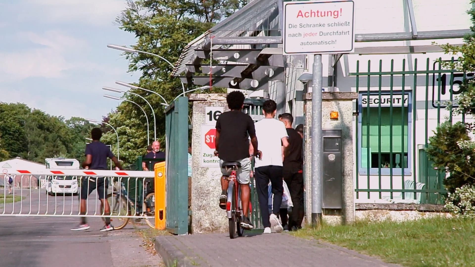 Messerdelikte, Deutschenhass, Gewalt gegen Frauen: Mitarbeiter packen über Zustände im Flüchtlingsheim aus