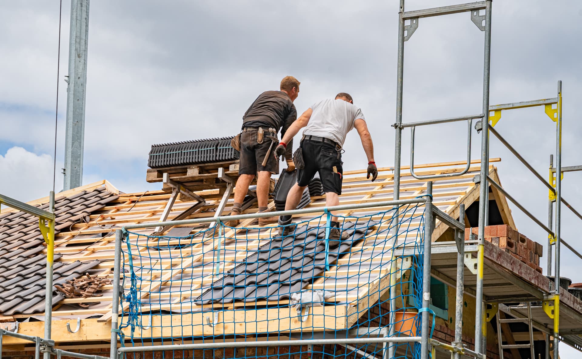 Höhere Mindestlöhne im Dachdeckerhandwerk: Mehr Geld für 100.000 Beschäftigte