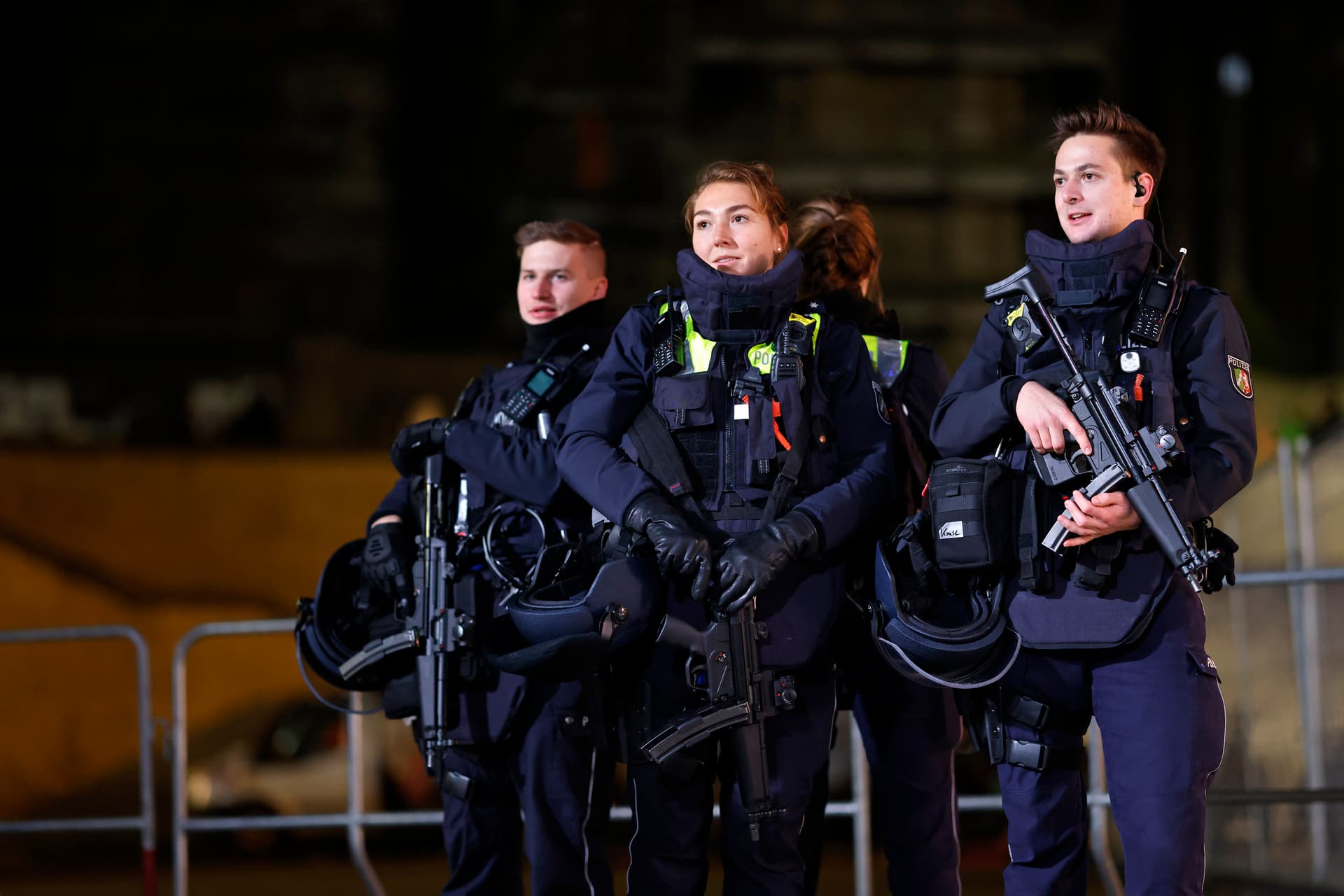 Sie planten Messerattacken auf Polizisten! Behörden heben Terror-Gruppe von ISIS-Jugendlichen aus