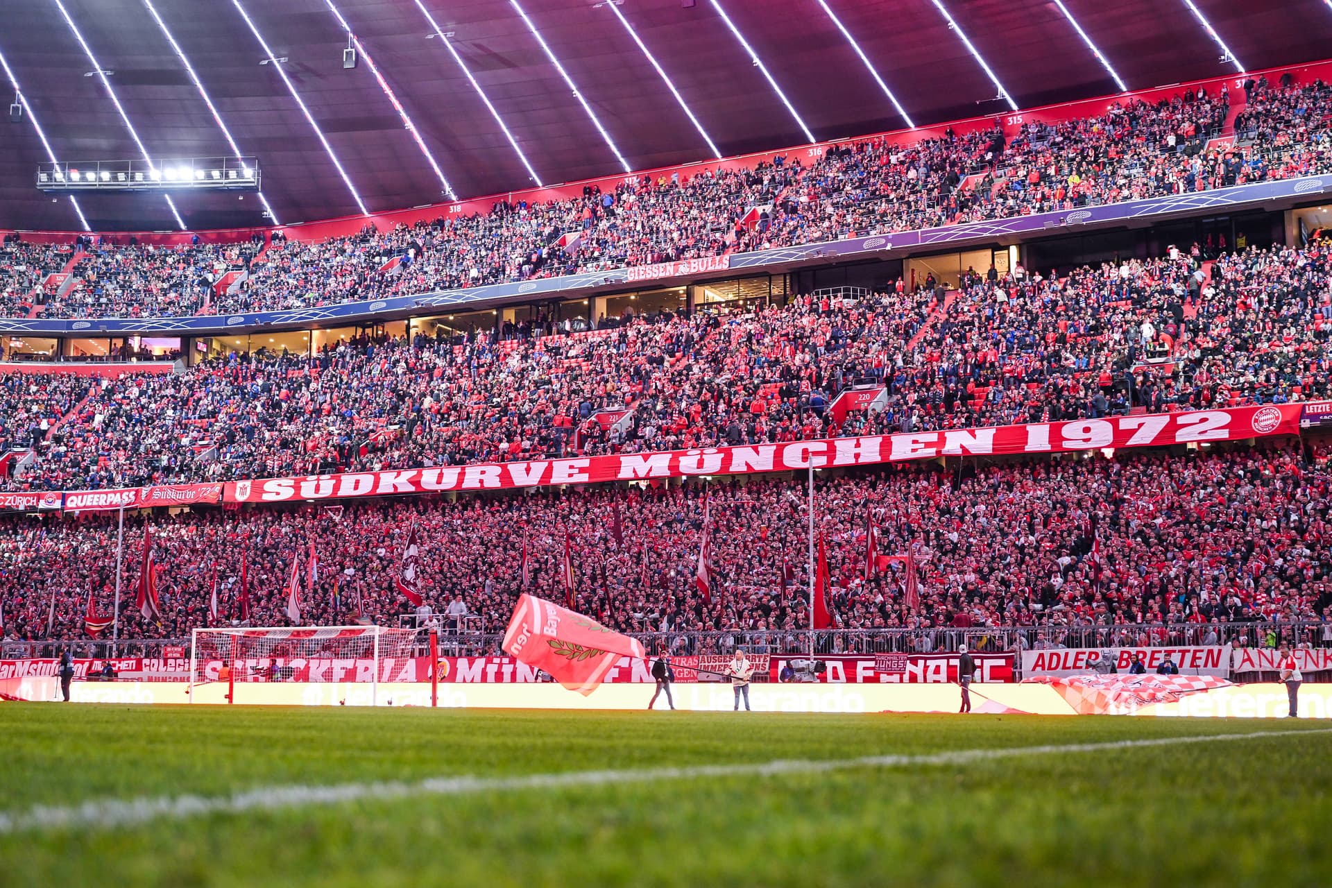 Tricksen für Flüchtlinge: Bayern-Fans tauschen Bargeld gegen Bezahlkarte