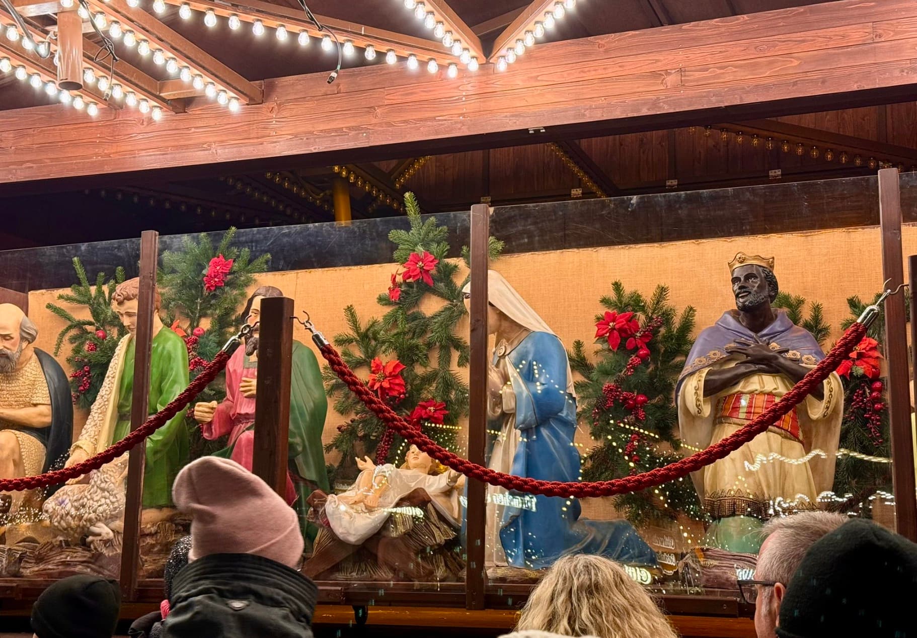 Am Frankfurter Weihnachtsmarkt stehen die Krippenfiguren jetzt hinter Schutzglas